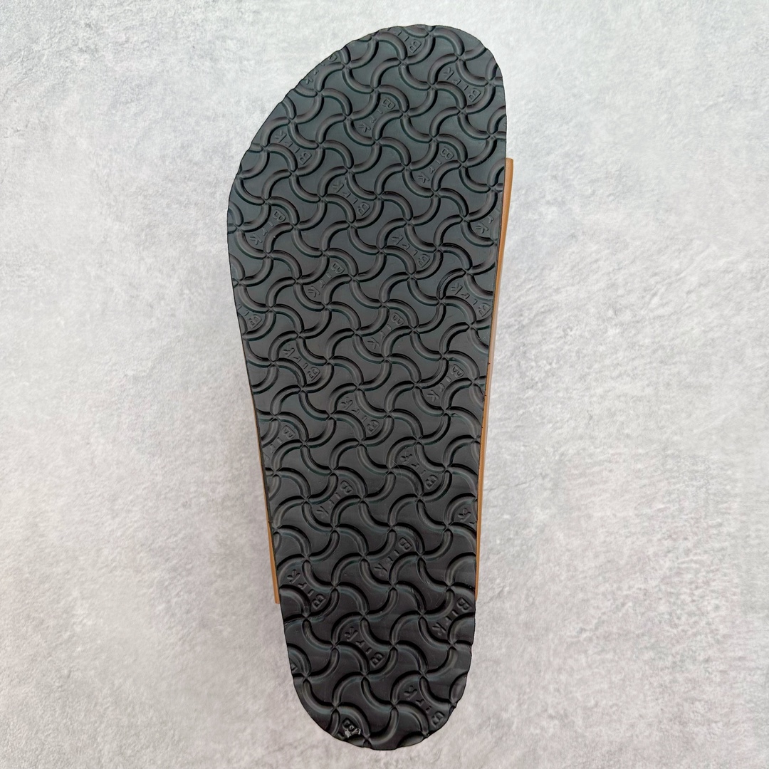 图片[9]-＃福利特价 Birkenstock Arizona 系列勃肯皮革绒面双扣时尚凉拖鞋 牛皮绒面革质地柔软 搭配可调节鞋扣提升穿着舒适度 人体工学设计分散脚部压力 保护脚踝 软木乳胶鞋床具有一定的收缩性 长时间穿着后能贴合脚型 EVA鞋底回弹性和抗张性力高 具有良好的防震、缓冲性 四季皆宜 柔软的鞋床采用额外的泡沫缓冲层 提供额外的舒适感和全天支撑 尺码：35-44-选品中心