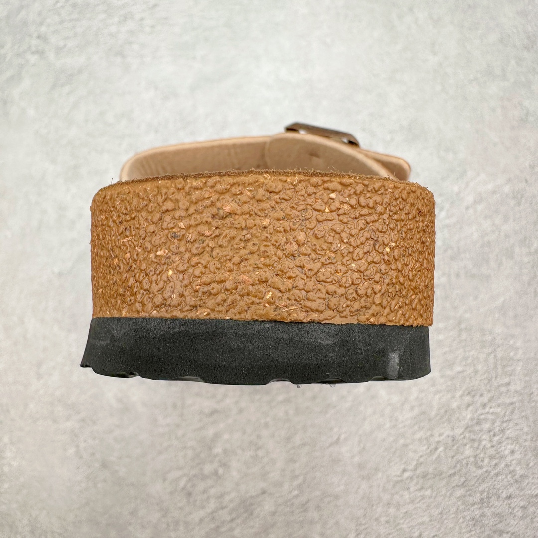 图片[8]-＃福利特价 Birkenstock Arizona 系列勃肯皮革绒面双扣时尚凉拖鞋 牛皮绒面革质地柔软 搭配可调节鞋扣提升穿着舒适度 人体工学设计分散脚部压力 保护脚踝 软木乳胶鞋床具有一定的收缩性 长时间穿着后能贴合脚型 EVA鞋底回弹性和抗张性力高 具有良好的防震、缓冲性 四季皆宜 柔软的鞋床采用额外的泡沫缓冲层 提供额外的舒适感和全天支撑 尺码：35-44-选品中心