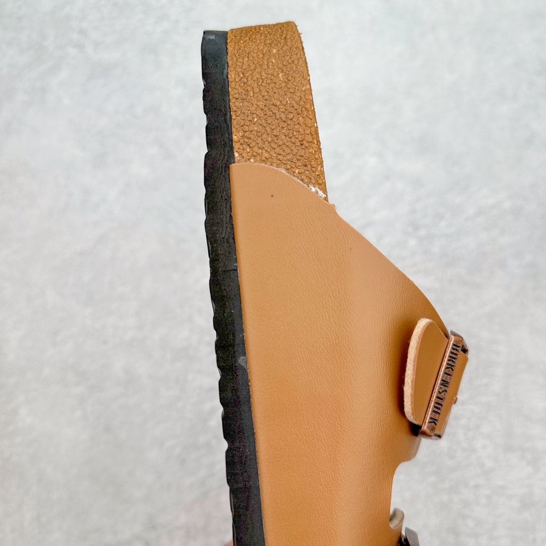 图片[6]-＃福利特价 Birkenstock Arizona 系列勃肯皮革绒面双扣时尚凉拖鞋 牛皮绒面革质地柔软 搭配可调节鞋扣提升穿着舒适度 人体工学设计分散脚部压力 保护脚踝 软木乳胶鞋床具有一定的收缩性 长时间穿着后能贴合脚型 EVA鞋底回弹性和抗张性力高 具有良好的防震、缓冲性 四季皆宜 柔软的鞋床采用额外的泡沫缓冲层 提供额外的舒适感和全天支撑 尺码：35-44-选品中心