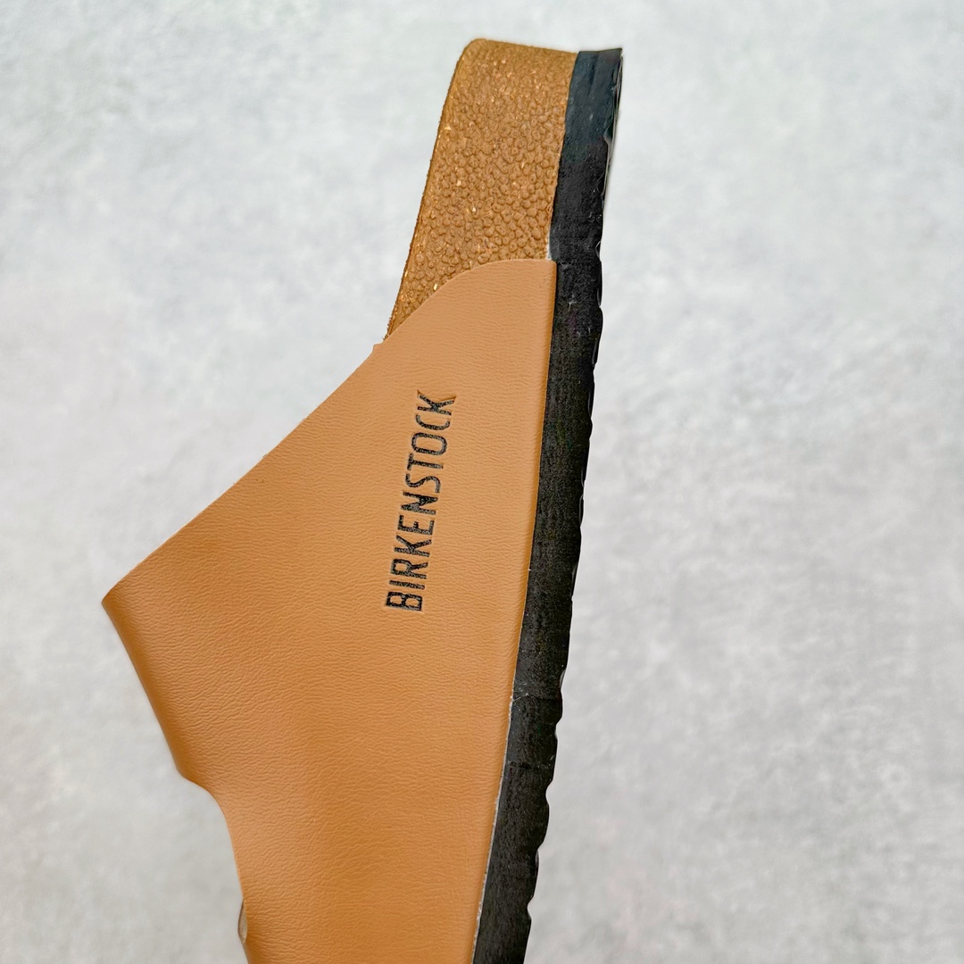 图片[7]-＃福利特价 Birkenstock Arizona 系列勃肯皮革绒面双扣时尚凉拖鞋 牛皮绒面革质地柔软 搭配可调节鞋扣提升穿着舒适度 人体工学设计分散脚部压力 保护脚踝 软木乳胶鞋床具有一定的收缩性 长时间穿着后能贴合脚型 EVA鞋底回弹性和抗张性力高 具有良好的防震、缓冲性 四季皆宜 柔软的鞋床采用额外的泡沫缓冲层 提供额外的舒适感和全天支撑 尺码：35-44-选品中心