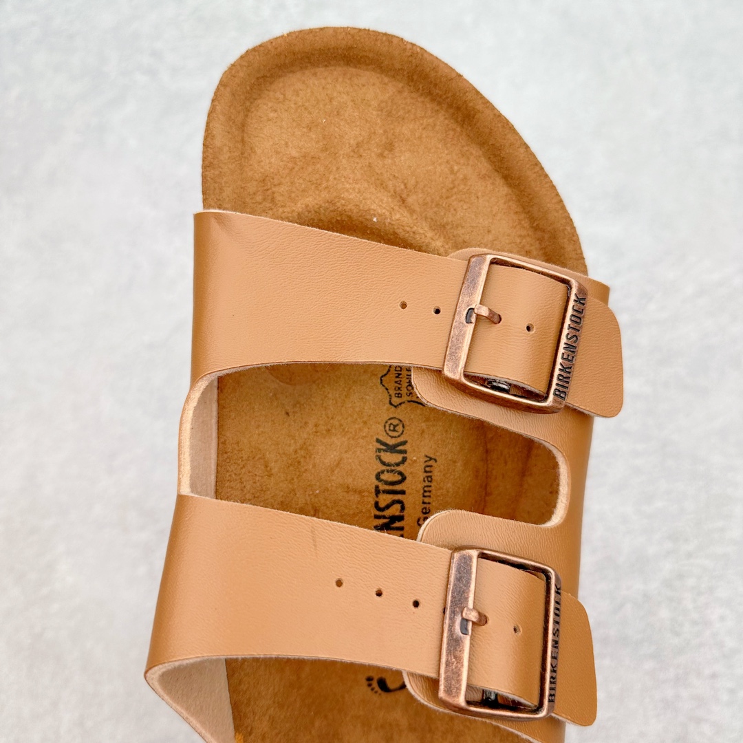 图片[4]-＃福利特价 Birkenstock Arizona 系列勃肯皮革绒面双扣时尚凉拖鞋 牛皮绒面革质地柔软 搭配可调节鞋扣提升穿着舒适度 人体工学设计分散脚部压力 保护脚踝 软木乳胶鞋床具有一定的收缩性 长时间穿着后能贴合脚型 EVA鞋底回弹性和抗张性力高 具有良好的防震、缓冲性 四季皆宜 柔软的鞋床采用额外的泡沫缓冲层 提供额外的舒适感和全天支撑 尺码：35-44-选品中心