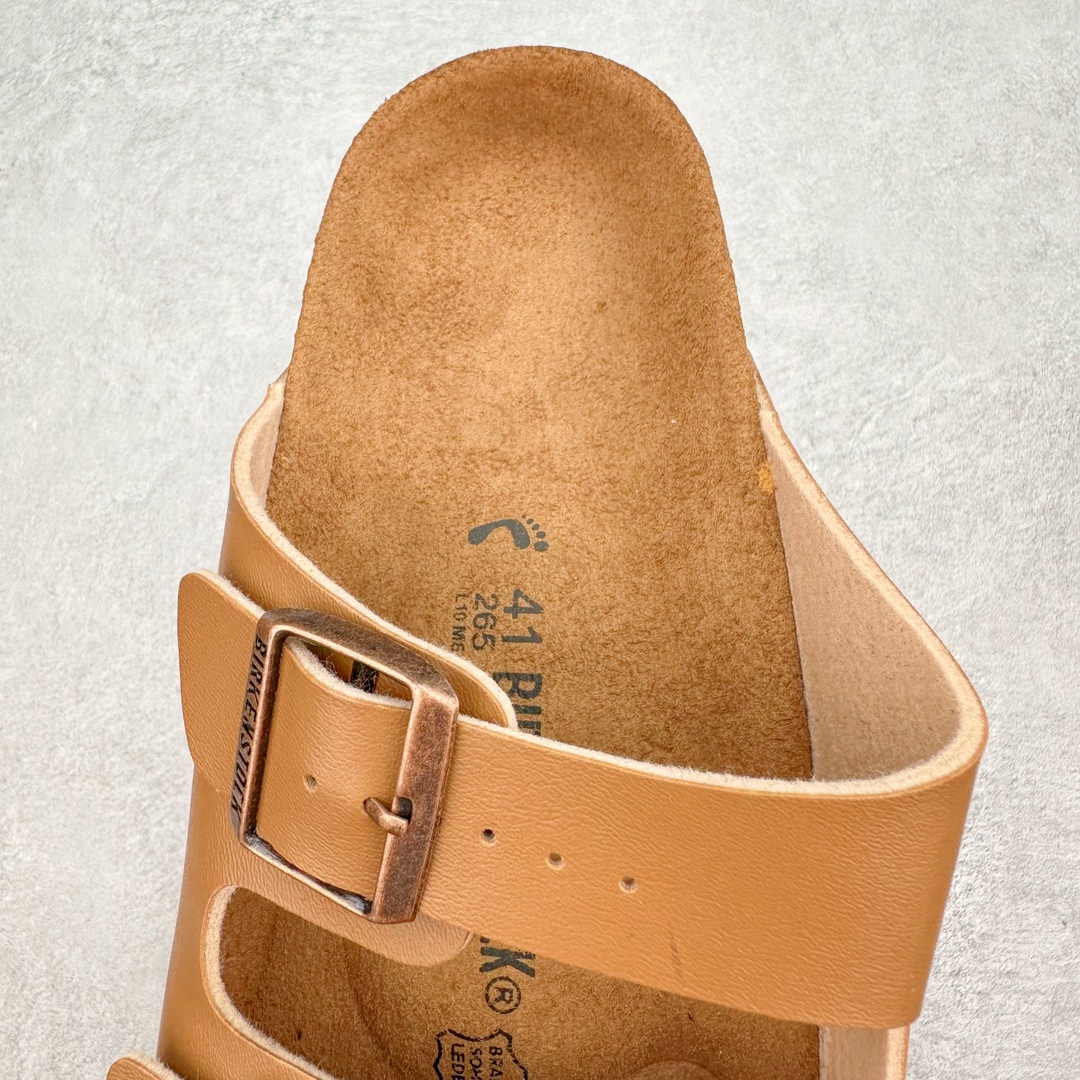 图片[5]-＃福利特价 Birkenstock Arizona 系列勃肯皮革绒面双扣时尚凉拖鞋 牛皮绒面革质地柔软 搭配可调节鞋扣提升穿着舒适度 人体工学设计分散脚部压力 保护脚踝 软木乳胶鞋床具有一定的收缩性 长时间穿着后能贴合脚型 EVA鞋底回弹性和抗张性力高 具有良好的防震、缓冲性 四季皆宜 柔软的鞋床采用额外的泡沫缓冲层 提供额外的舒适感和全天支撑 尺码：35-44-选品中心