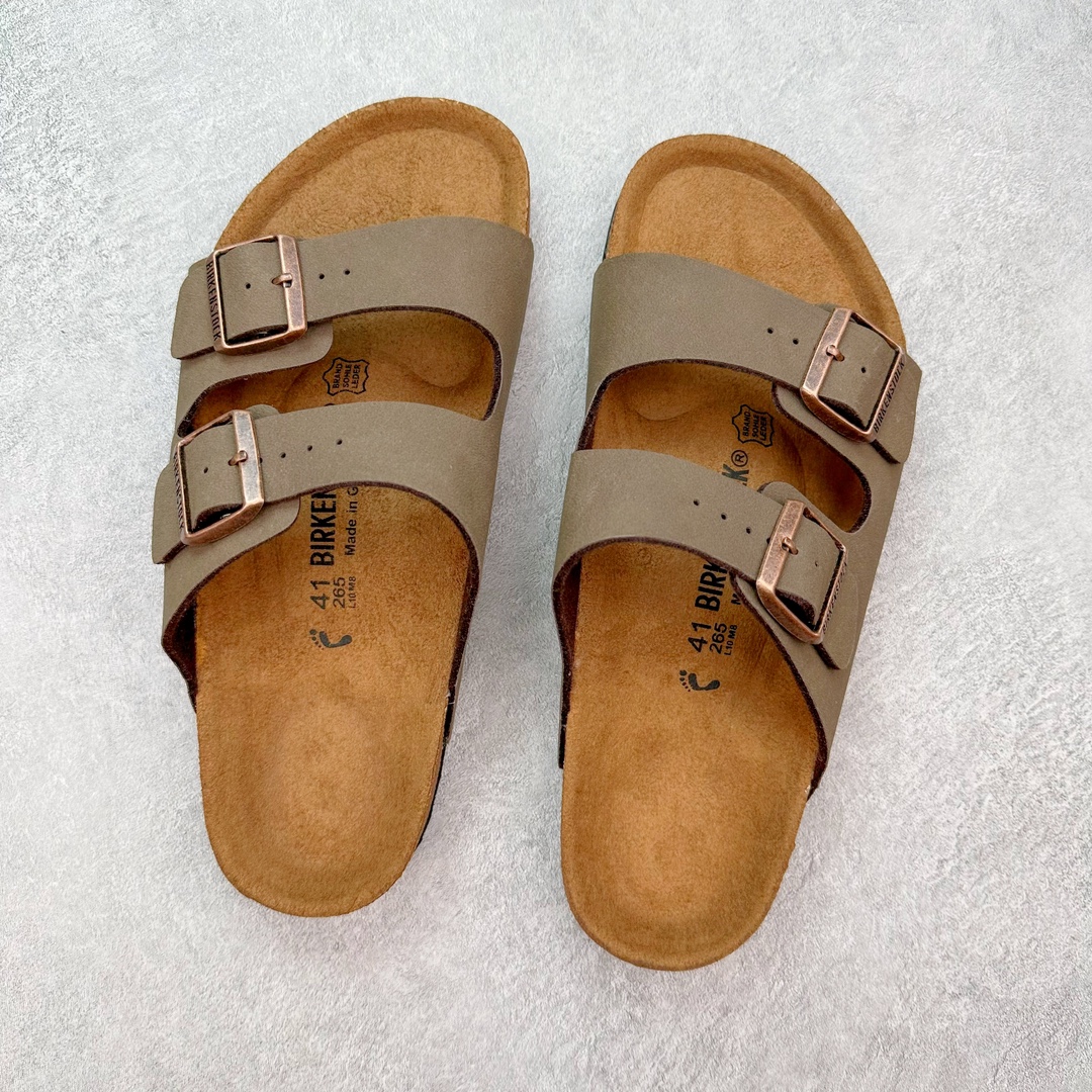 图片[3]-＃福利特价 Birkenstock Arizona 系列勃肯皮革绒面双扣时尚凉拖鞋 牛皮绒面革质地柔软 搭配可调节鞋扣提升穿着舒适度 人体工学设计分散脚部压力 保护脚踝 软木乳胶鞋床具有一定的收缩性 长时间穿着后能贴合脚型 EVA鞋底回弹性和抗张性力高 具有良好的防震、缓冲性 四季皆宜 柔软的鞋床采用额外的泡沫缓冲层 提供额外的舒适感和全天支撑 尺码：35-44-选品中心