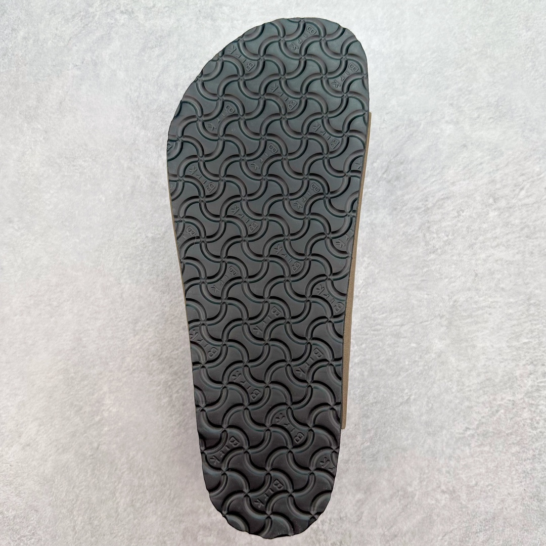 图片[9]-＃福利特价 Birkenstock Arizona 系列勃肯皮革绒面双扣时尚凉拖鞋 牛皮绒面革质地柔软 搭配可调节鞋扣提升穿着舒适度 人体工学设计分散脚部压力 保护脚踝 软木乳胶鞋床具有一定的收缩性 长时间穿着后能贴合脚型 EVA鞋底回弹性和抗张性力高 具有良好的防震、缓冲性 四季皆宜 柔软的鞋床采用额外的泡沫缓冲层 提供额外的舒适感和全天支撑 尺码：35-44-选品中心