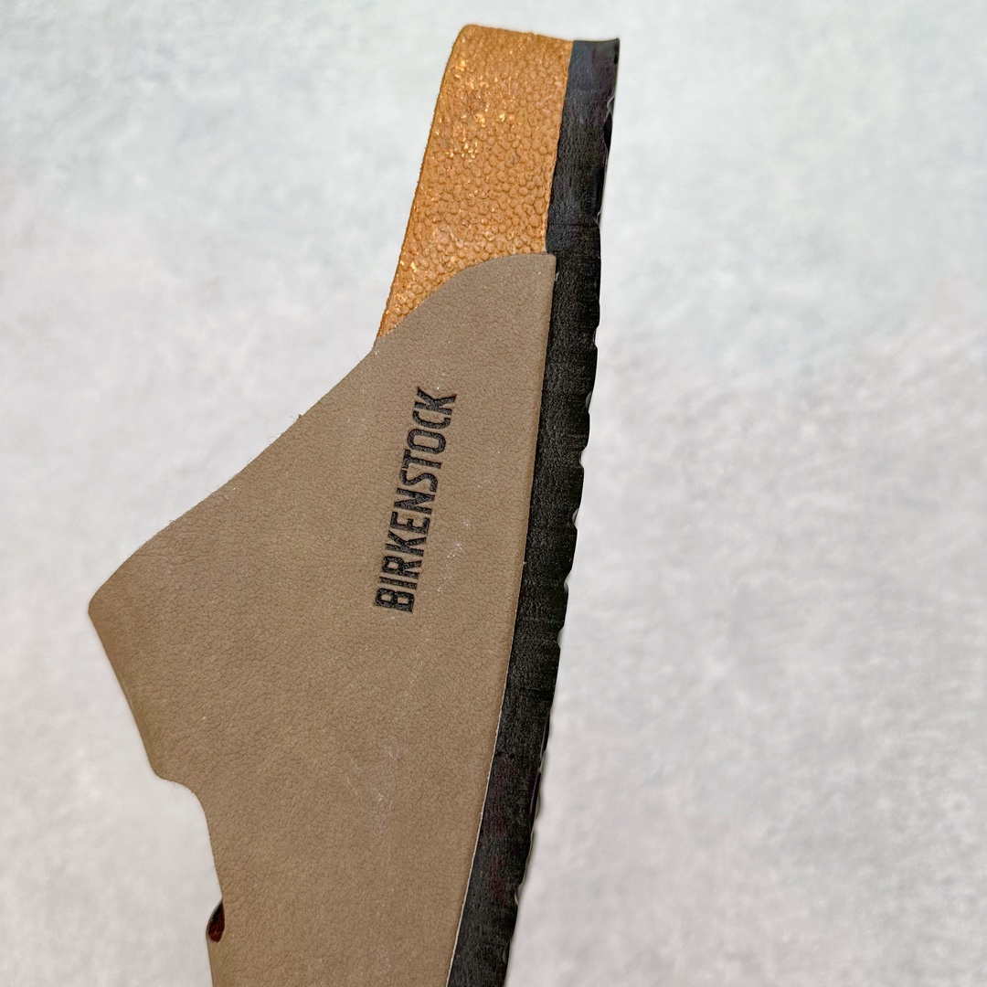 图片[7]-＃福利特价 Birkenstock Arizona 系列勃肯皮革绒面双扣时尚凉拖鞋 牛皮绒面革质地柔软 搭配可调节鞋扣提升穿着舒适度 人体工学设计分散脚部压力 保护脚踝 软木乳胶鞋床具有一定的收缩性 长时间穿着后能贴合脚型 EVA鞋底回弹性和抗张性力高 具有良好的防震、缓冲性 四季皆宜 柔软的鞋床采用额外的泡沫缓冲层 提供额外的舒适感和全天支撑 尺码：35-44-选品中心