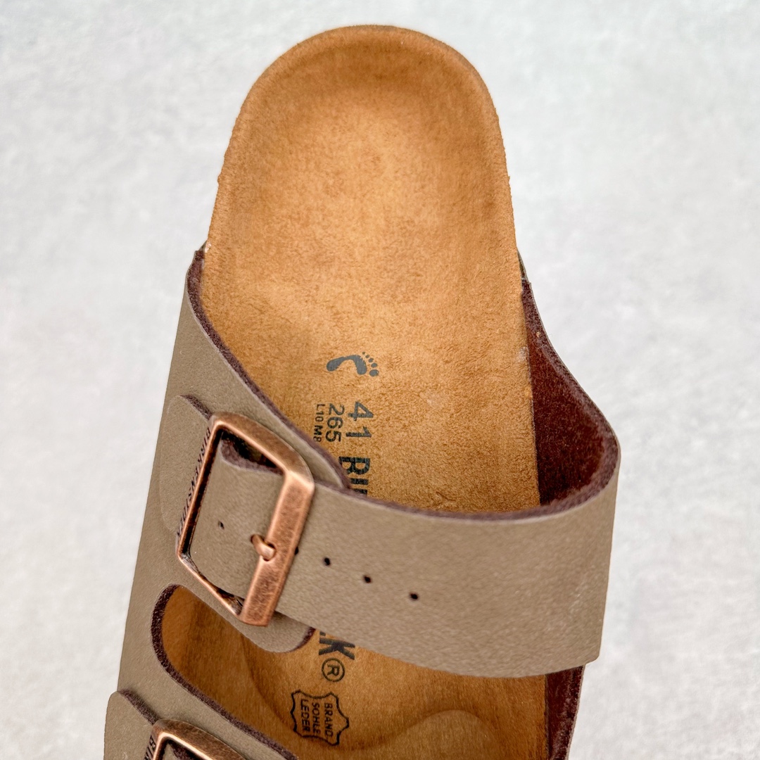 图片[5]-＃福利特价 Birkenstock Arizona 系列勃肯皮革绒面双扣时尚凉拖鞋 牛皮绒面革质地柔软 搭配可调节鞋扣提升穿着舒适度 人体工学设计分散脚部压力 保护脚踝 软木乳胶鞋床具有一定的收缩性 长时间穿着后能贴合脚型 EVA鞋底回弹性和抗张性力高 具有良好的防震、缓冲性 四季皆宜 柔软的鞋床采用额外的泡沫缓冲层 提供额外的舒适感和全天支撑 尺码：35-44-选品中心