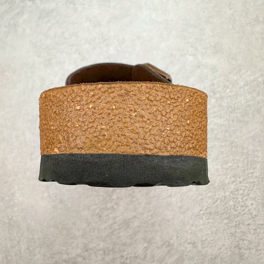 图片[8]-＃福利特价 Birkenstock Arizona 系列勃肯皮革绒面双扣时尚凉拖鞋 牛皮绒面革质地柔软 搭配可调节鞋扣提升穿着舒适度 人体工学设计分散脚部压力 保护脚踝 软木乳胶鞋床具有一定的收缩性 长时间穿着后能贴合脚型 EVA鞋底回弹性和抗张性力高 具有良好的防震、缓冲性 四季皆宜 柔软的鞋床采用额外的泡沫缓冲层 提供额外的舒适感和全天支撑 尺码：35-44-选品中心