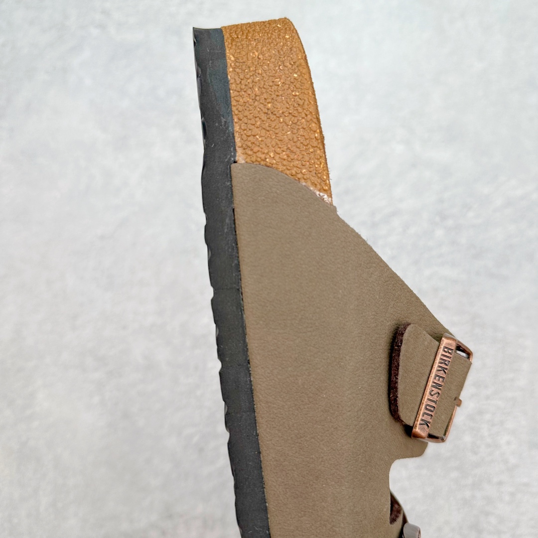 图片[6]-＃福利特价 Birkenstock Arizona 系列勃肯皮革绒面双扣时尚凉拖鞋 牛皮绒面革质地柔软 搭配可调节鞋扣提升穿着舒适度 人体工学设计分散脚部压力 保护脚踝 软木乳胶鞋床具有一定的收缩性 长时间穿着后能贴合脚型 EVA鞋底回弹性和抗张性力高 具有良好的防震、缓冲性 四季皆宜 柔软的鞋床采用额外的泡沫缓冲层 提供额外的舒适感和全天支撑 尺码：35-44-选品中心