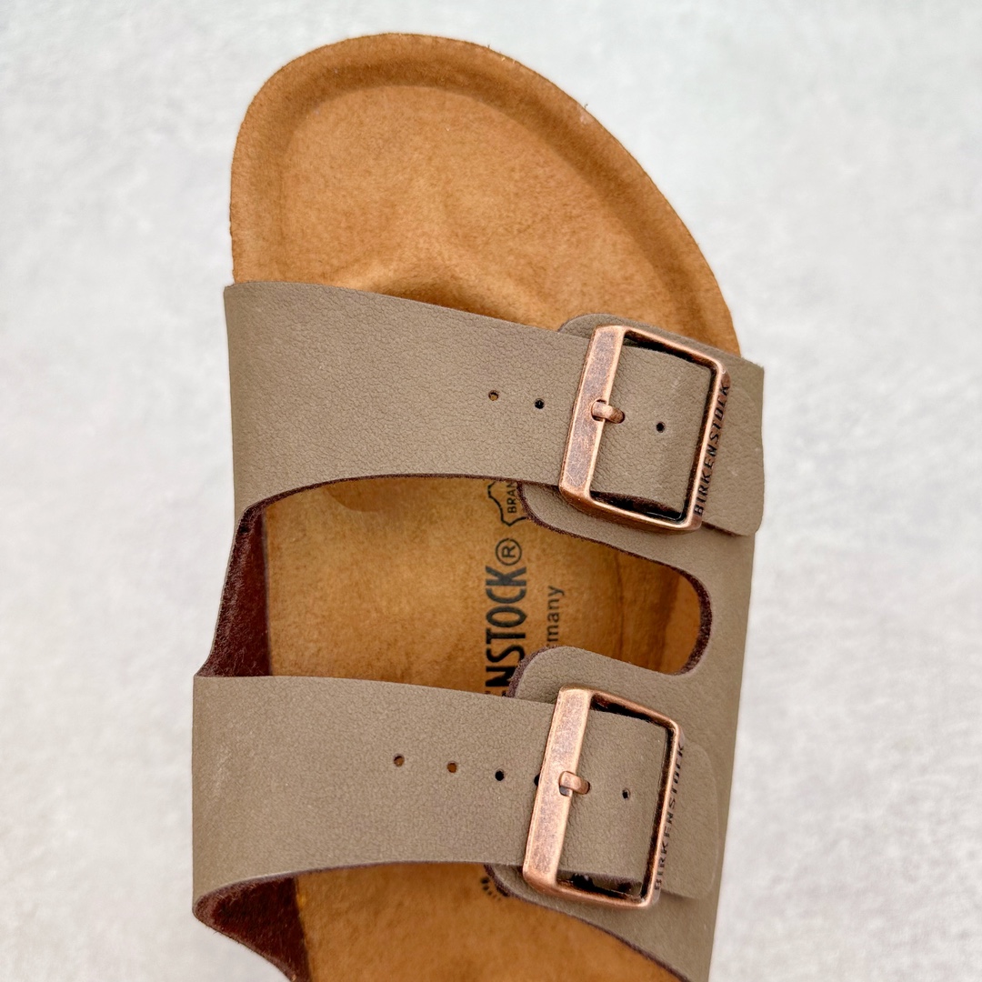 图片[4]-＃福利特价 Birkenstock Arizona 系列勃肯皮革绒面双扣时尚凉拖鞋 牛皮绒面革质地柔软 搭配可调节鞋扣提升穿着舒适度 人体工学设计分散脚部压力 保护脚踝 软木乳胶鞋床具有一定的收缩性 长时间穿着后能贴合脚型 EVA鞋底回弹性和抗张性力高 具有良好的防震、缓冲性 四季皆宜 柔软的鞋床采用额外的泡沫缓冲层 提供额外的舒适感和全天支撑 尺码：35-44-选品中心