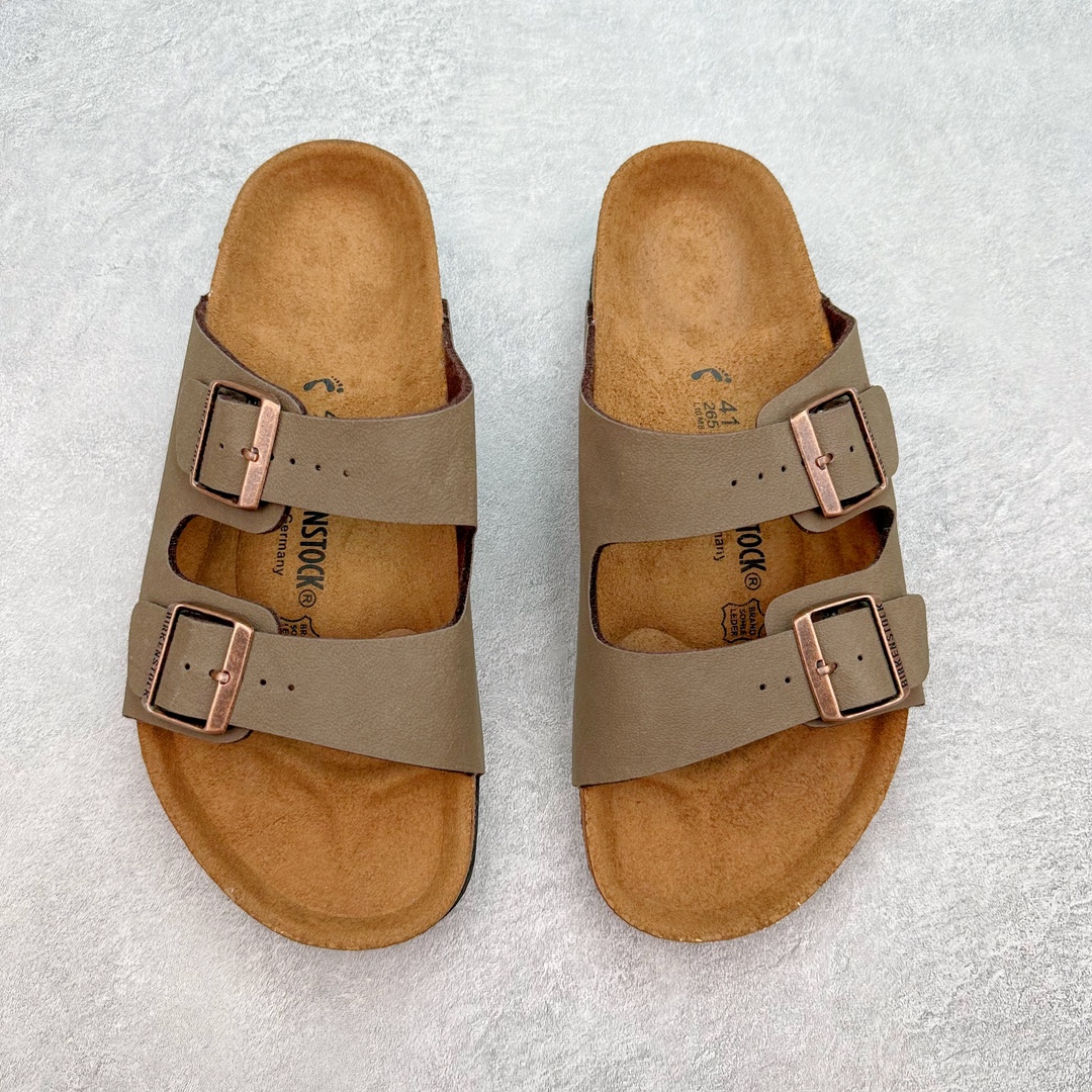 图片[2]-＃福利特价 Birkenstock Arizona 系列勃肯皮革绒面双扣时尚凉拖鞋 牛皮绒面革质地柔软 搭配可调节鞋扣提升穿着舒适度 人体工学设计分散脚部压力 保护脚踝 软木乳胶鞋床具有一定的收缩性 长时间穿着后能贴合脚型 EVA鞋底回弹性和抗张性力高 具有良好的防震、缓冲性 四季皆宜 柔软的鞋床采用额外的泡沫缓冲层 提供额外的舒适感和全天支撑 尺码：35-44-选品中心