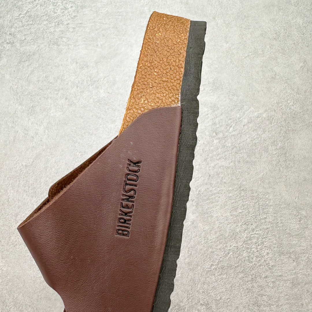 图片[7]-＃福利特价 Birkenstock Arizona 系列勃肯皮革绒面双扣时尚凉拖鞋 牛皮绒面革质地柔软 搭配可调节鞋扣提升穿着舒适度 人体工学设计分散脚部压力 保护脚踝 软木乳胶鞋床具有一定的收缩性 长时间穿着后能贴合脚型 EVA鞋底回弹性和抗张性力高 具有良好的防震、缓冲性 四季皆宜 柔软的鞋床采用额外的泡沫缓冲层 提供额外的舒适感和全天支撑 尺码：35-44-选品中心