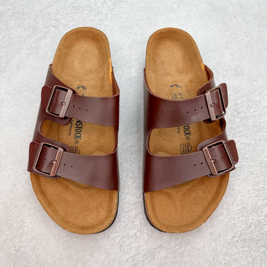 图片[2]-＃福利特价 Birkenstock Arizona 系列勃肯皮革绒面双扣时尚凉拖鞋 牛皮绒面革质地柔软 搭配可调节鞋扣提升穿着舒适度 人体工学设计分散脚部压力 保护脚踝 软木乳胶鞋床具有一定的收缩性 长时间穿着后能贴合脚型 EVA鞋底回弹性和抗张性力高 具有良好的防震、缓冲性 四季皆宜 柔软的鞋床采用额外的泡沫缓冲层 提供额外的舒适感和全天支撑 尺码：35-44-选品中心