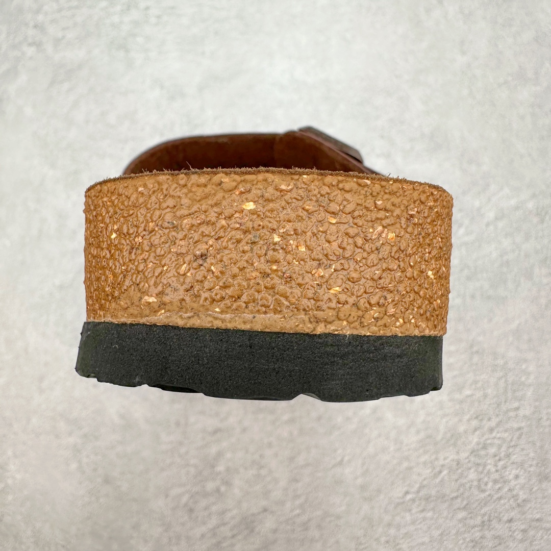 图片[8]-＃福利特价 Birkenstock Arizona 系列勃肯皮革绒面双扣时尚凉拖鞋 牛皮绒面革质地柔软 搭配可调节鞋扣提升穿着舒适度 人体工学设计分散脚部压力 保护脚踝 软木乳胶鞋床具有一定的收缩性 长时间穿着后能贴合脚型 EVA鞋底回弹性和抗张性力高 具有良好的防震、缓冲性 四季皆宜 柔软的鞋床采用额外的泡沫缓冲层 提供额外的舒适感和全天支撑 尺码：35-44-选品中心