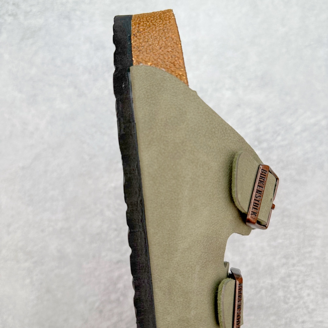 图片[6]-＃福利特价 Birkenstock Arizona 系列勃肯皮革绒面双扣时尚凉拖鞋 牛皮绒面革质地柔软 搭配可调节鞋扣提升穿着舒适度 人体工学设计分散脚部压力 保护脚踝 软木乳胶鞋床具有一定的收缩性 长时间穿着后能贴合脚型 EVA鞋底回弹性和抗张性力高 具有良好的防震、缓冲性 四季皆宜 柔软的鞋床采用额外的泡沫缓冲层 提供额外的舒适感和全天支撑 尺码：35-44-选品中心