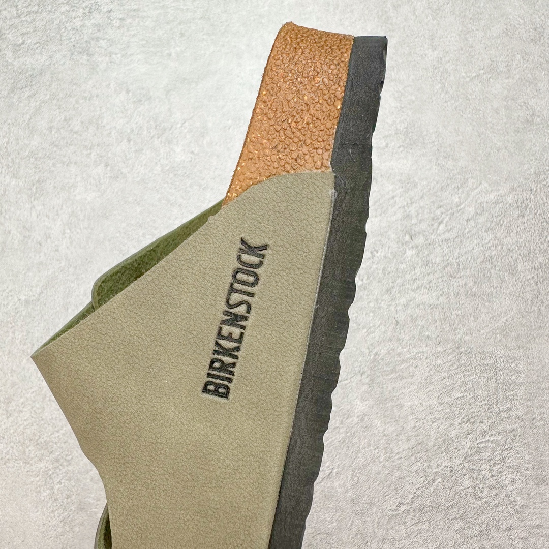 图片[7]-＃福利特价 Birkenstock Arizona 系列勃肯皮革绒面双扣时尚凉拖鞋 牛皮绒面革质地柔软 搭配可调节鞋扣提升穿着舒适度 人体工学设计分散脚部压力 保护脚踝 软木乳胶鞋床具有一定的收缩性 长时间穿着后能贴合脚型 EVA鞋底回弹性和抗张性力高 具有良好的防震、缓冲性 四季皆宜 柔软的鞋床采用额外的泡沫缓冲层 提供额外的舒适感和全天支撑 尺码：35-44-选品中心