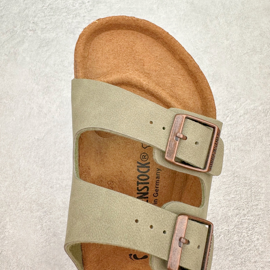 图片[4]-＃福利特价 Birkenstock Arizona 系列勃肯皮革绒面双扣时尚凉拖鞋 牛皮绒面革质地柔软 搭配可调节鞋扣提升穿着舒适度 人体工学设计分散脚部压力 保护脚踝 软木乳胶鞋床具有一定的收缩性 长时间穿着后能贴合脚型 EVA鞋底回弹性和抗张性力高 具有良好的防震、缓冲性 四季皆宜 柔软的鞋床采用额外的泡沫缓冲层 提供额外的舒适感和全天支撑 尺码：35-44-选品中心