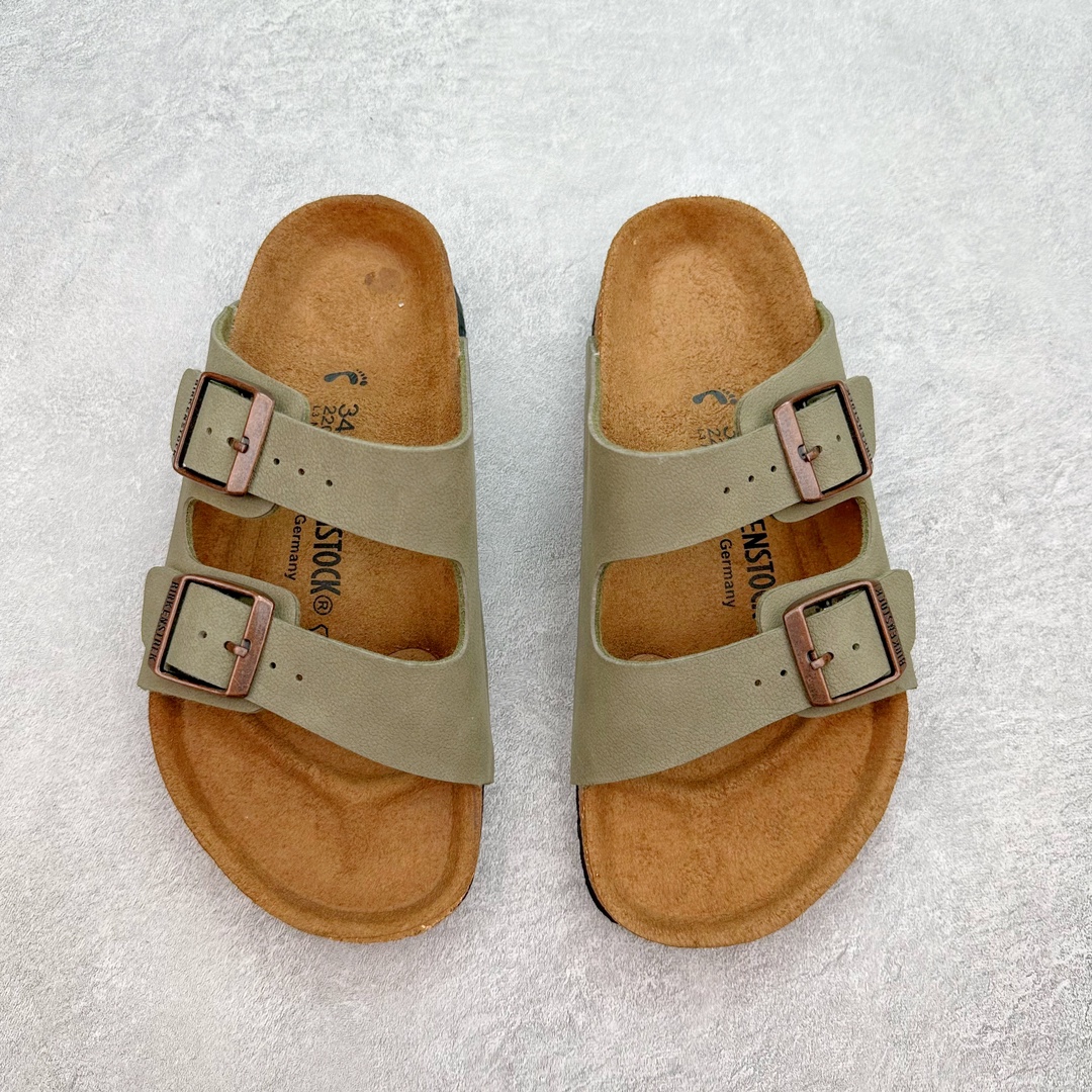 图片[2]-＃福利特价 Birkenstock Arizona 系列勃肯皮革绒面双扣时尚凉拖鞋 牛皮绒面革质地柔软 搭配可调节鞋扣提升穿着舒适度 人体工学设计分散脚部压力 保护脚踝 软木乳胶鞋床具有一定的收缩性 长时间穿着后能贴合脚型 EVA鞋底回弹性和抗张性力高 具有良好的防震、缓冲性 四季皆宜 柔软的鞋床采用额外的泡沫缓冲层 提供额外的舒适感和全天支撑 尺码：35-44-选品中心