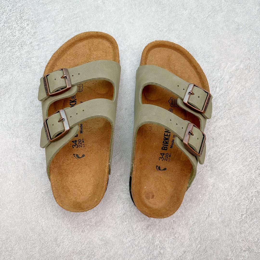 图片[3]-＃福利特价 Birkenstock Arizona 系列勃肯皮革绒面双扣时尚凉拖鞋 牛皮绒面革质地柔软 搭配可调节鞋扣提升穿着舒适度 人体工学设计分散脚部压力 保护脚踝 软木乳胶鞋床具有一定的收缩性 长时间穿着后能贴合脚型 EVA鞋底回弹性和抗张性力高 具有良好的防震、缓冲性 四季皆宜 柔软的鞋床采用额外的泡沫缓冲层 提供额外的舒适感和全天支撑 尺码：35-44-选品中心