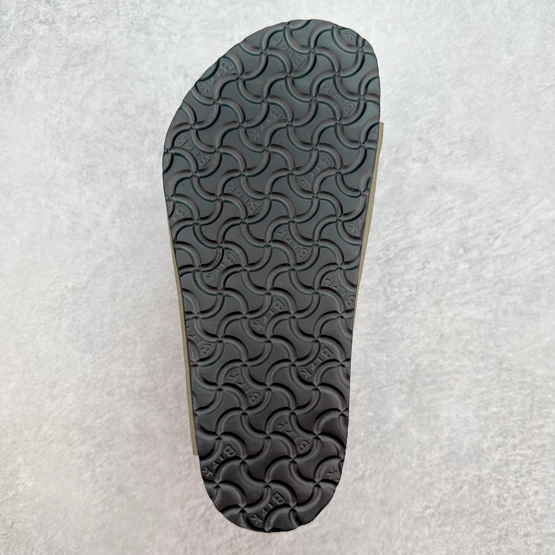 图片[9]-＃福利特价 Birkenstock Arizona 系列勃肯皮革绒面双扣时尚凉拖鞋 牛皮绒面革质地柔软 搭配可调节鞋扣提升穿着舒适度 人体工学设计分散脚部压力 保护脚踝 软木乳胶鞋床具有一定的收缩性 长时间穿着后能贴合脚型 EVA鞋底回弹性和抗张性力高 具有良好的防震、缓冲性 四季皆宜 柔软的鞋床采用额外的泡沫缓冲层 提供额外的舒适感和全天支撑 尺码：35-44-选品中心