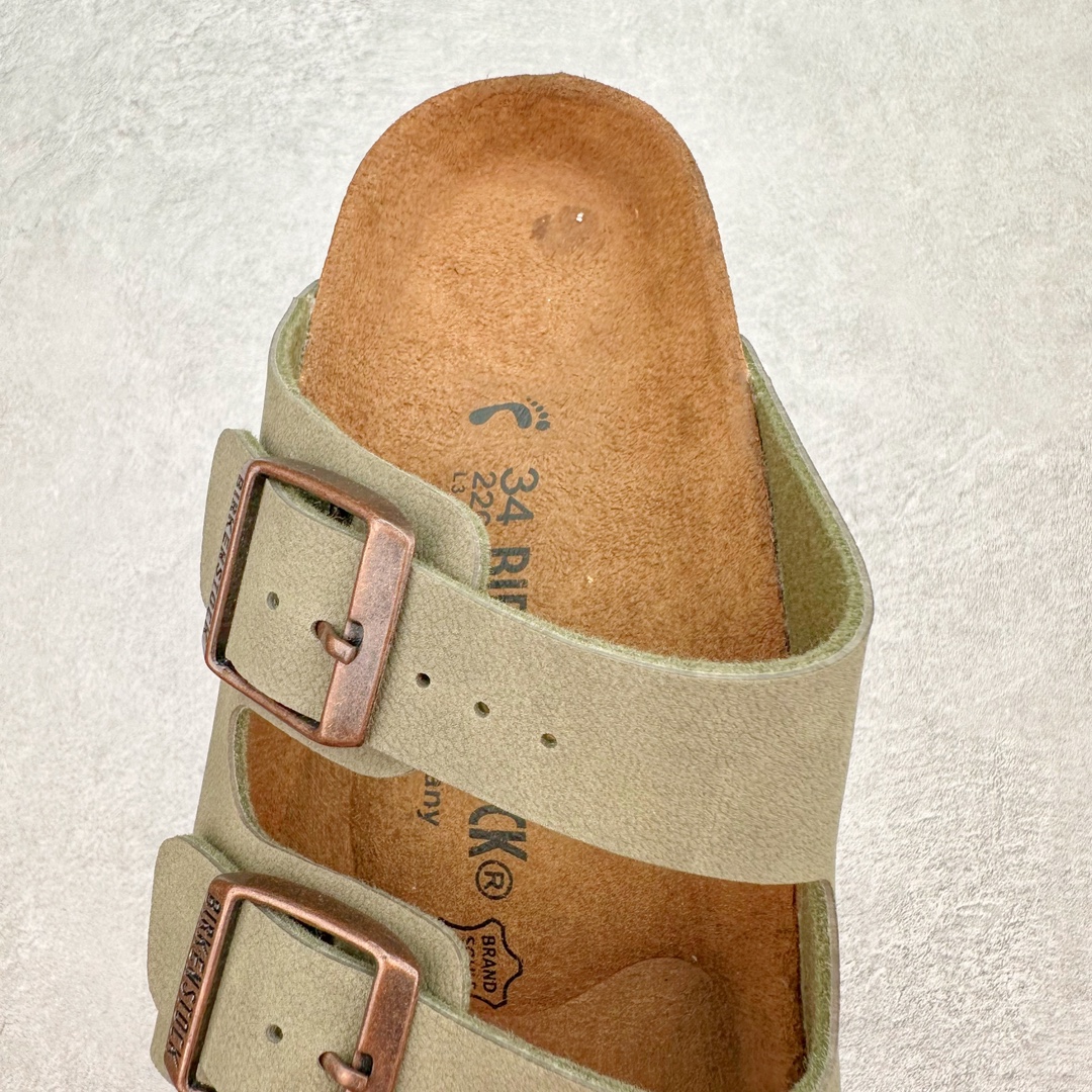 图片[5]-＃福利特价 Birkenstock Arizona 系列勃肯皮革绒面双扣时尚凉拖鞋 牛皮绒面革质地柔软 搭配可调节鞋扣提升穿着舒适度 人体工学设计分散脚部压力 保护脚踝 软木乳胶鞋床具有一定的收缩性 长时间穿着后能贴合脚型 EVA鞋底回弹性和抗张性力高 具有良好的防震、缓冲性 四季皆宜 柔软的鞋床采用额外的泡沫缓冲层 提供额外的舒适感和全天支撑 尺码：35-44-选品中心