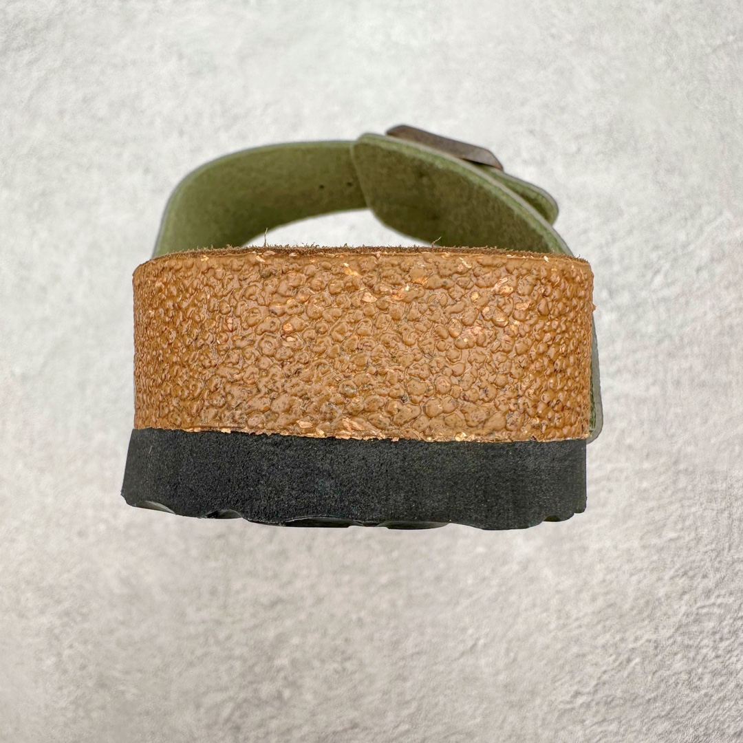 图片[8]-＃福利特价 Birkenstock Arizona 系列勃肯皮革绒面双扣时尚凉拖鞋 牛皮绒面革质地柔软 搭配可调节鞋扣提升穿着舒适度 人体工学设计分散脚部压力 保护脚踝 软木乳胶鞋床具有一定的收缩性 长时间穿着后能贴合脚型 EVA鞋底回弹性和抗张性力高 具有良好的防震、缓冲性 四季皆宜 柔软的鞋床采用额外的泡沫缓冲层 提供额外的舒适感和全天支撑 尺码：35-44-选品中心