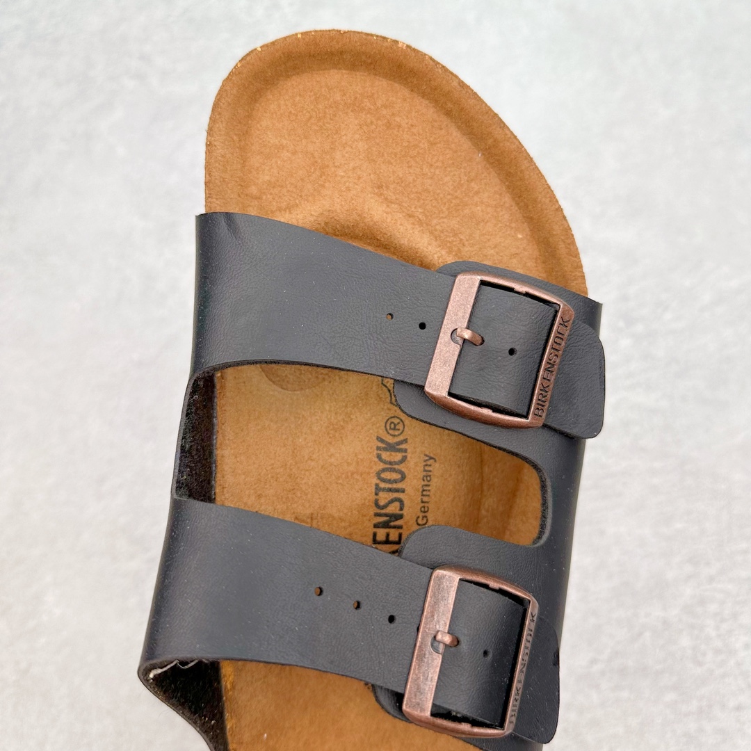 图片[4]-＃福利特价 Birkenstock Arizona 系列勃肯皮革绒面双扣时尚凉拖鞋 牛皮绒面革质地柔软 搭配可调节鞋扣提升穿着舒适度 人体工学设计分散脚部压力 保护脚踝 软木乳胶鞋床具有一定的收缩性 长时间穿着后能贴合脚型 EVA鞋底回弹性和抗张性力高 具有良好的防震、缓冲性 四季皆宜 柔软的鞋床采用额外的泡沫缓冲层 提供额外的舒适感和全天支撑 尺码：35-44-选品中心