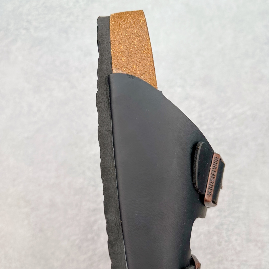 图片[6]-＃福利特价 Birkenstock Arizona 系列勃肯皮革绒面双扣时尚凉拖鞋 牛皮绒面革质地柔软 搭配可调节鞋扣提升穿着舒适度 人体工学设计分散脚部压力 保护脚踝 软木乳胶鞋床具有一定的收缩性 长时间穿着后能贴合脚型 EVA鞋底回弹性和抗张性力高 具有良好的防震、缓冲性 四季皆宜 柔软的鞋床采用额外的泡沫缓冲层 提供额外的舒适感和全天支撑 尺码：35-44-选品中心