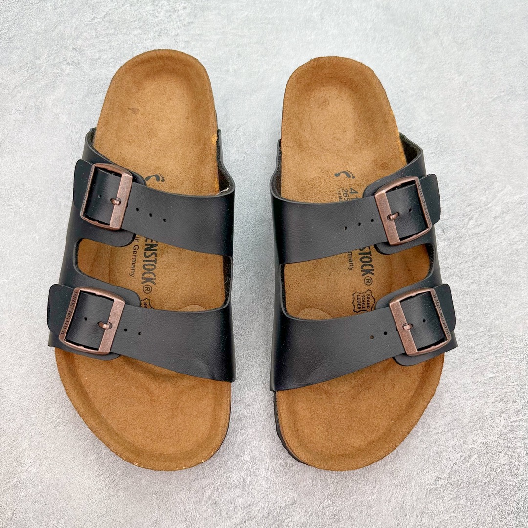 图片[2]-＃福利特价 Birkenstock Arizona 系列勃肯皮革绒面双扣时尚凉拖鞋 牛皮绒面革质地柔软 搭配可调节鞋扣提升穿着舒适度 人体工学设计分散脚部压力 保护脚踝 软木乳胶鞋床具有一定的收缩性 长时间穿着后能贴合脚型 EVA鞋底回弹性和抗张性力高 具有良好的防震、缓冲性 四季皆宜 柔软的鞋床采用额外的泡沫缓冲层 提供额外的舒适感和全天支撑 尺码：35-44-选品中心