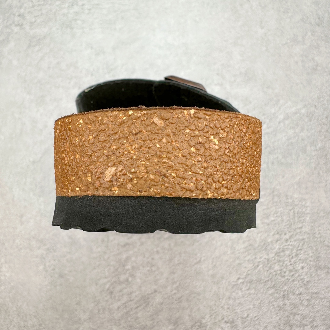 图片[8]-＃福利特价 Birkenstock Arizona 系列勃肯皮革绒面双扣时尚凉拖鞋 牛皮绒面革质地柔软 搭配可调节鞋扣提升穿着舒适度 人体工学设计分散脚部压力 保护脚踝 软木乳胶鞋床具有一定的收缩性 长时间穿着后能贴合脚型 EVA鞋底回弹性和抗张性力高 具有良好的防震、缓冲性 四季皆宜 柔软的鞋床采用额外的泡沫缓冲层 提供额外的舒适感和全天支撑 尺码：35-44-选品中心