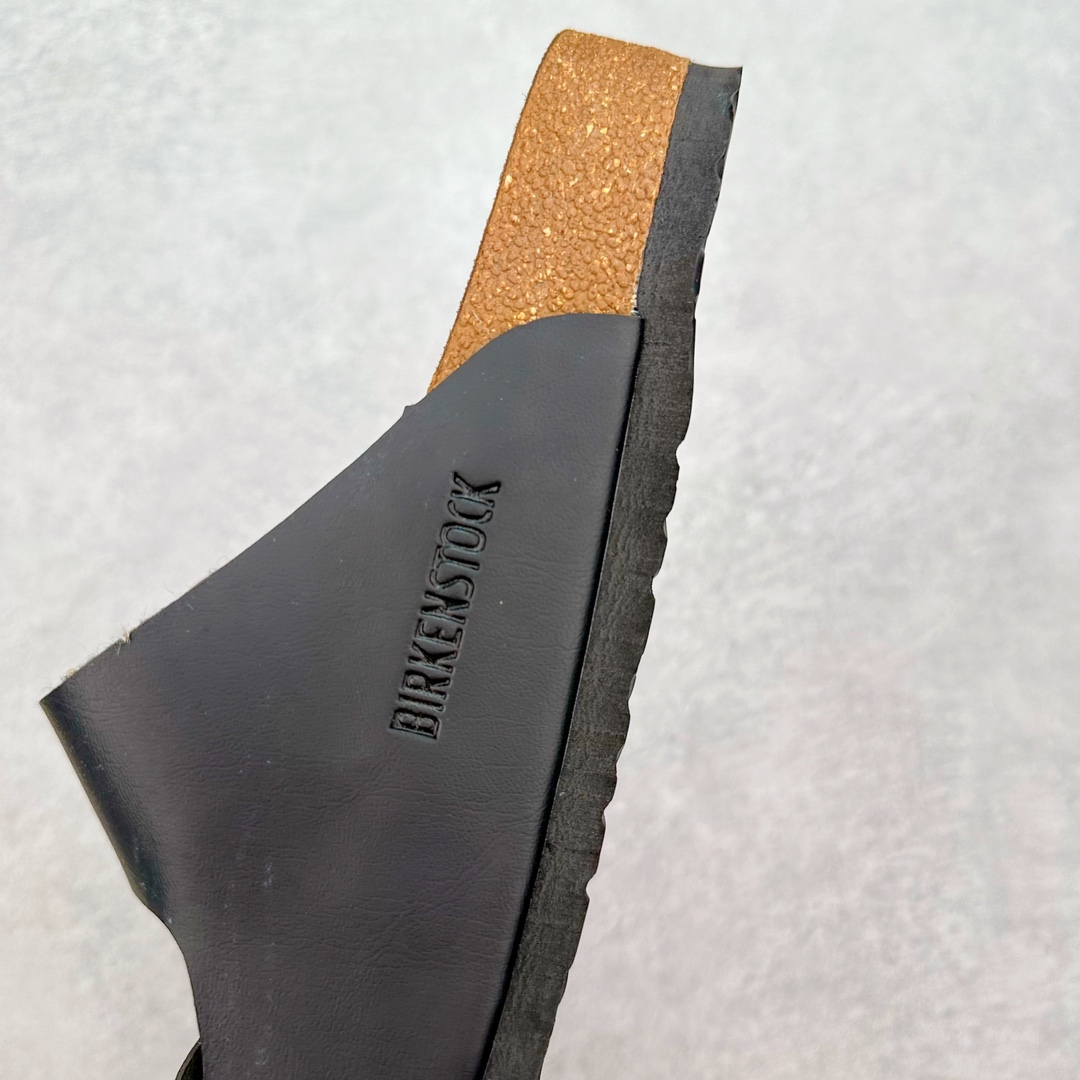 图片[7]-＃福利特价 Birkenstock Arizona 系列勃肯皮革绒面双扣时尚凉拖鞋 牛皮绒面革质地柔软 搭配可调节鞋扣提升穿着舒适度 人体工学设计分散脚部压力 保护脚踝 软木乳胶鞋床具有一定的收缩性 长时间穿着后能贴合脚型 EVA鞋底回弹性和抗张性力高 具有良好的防震、缓冲性 四季皆宜 柔软的鞋床采用额外的泡沫缓冲层 提供额外的舒适感和全天支撑 尺码：35-44-选品中心