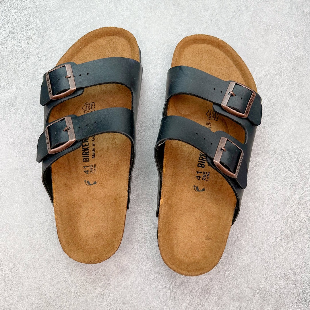 图片[3]-＃福利特价 Birkenstock Arizona 系列勃肯皮革绒面双扣时尚凉拖鞋 牛皮绒面革质地柔软 搭配可调节鞋扣提升穿着舒适度 人体工学设计分散脚部压力 保护脚踝 软木乳胶鞋床具有一定的收缩性 长时间穿着后能贴合脚型 EVA鞋底回弹性和抗张性力高 具有良好的防震、缓冲性 四季皆宜 柔软的鞋床采用额外的泡沫缓冲层 提供额外的舒适感和全天支撑 尺码：35-44-选品中心
