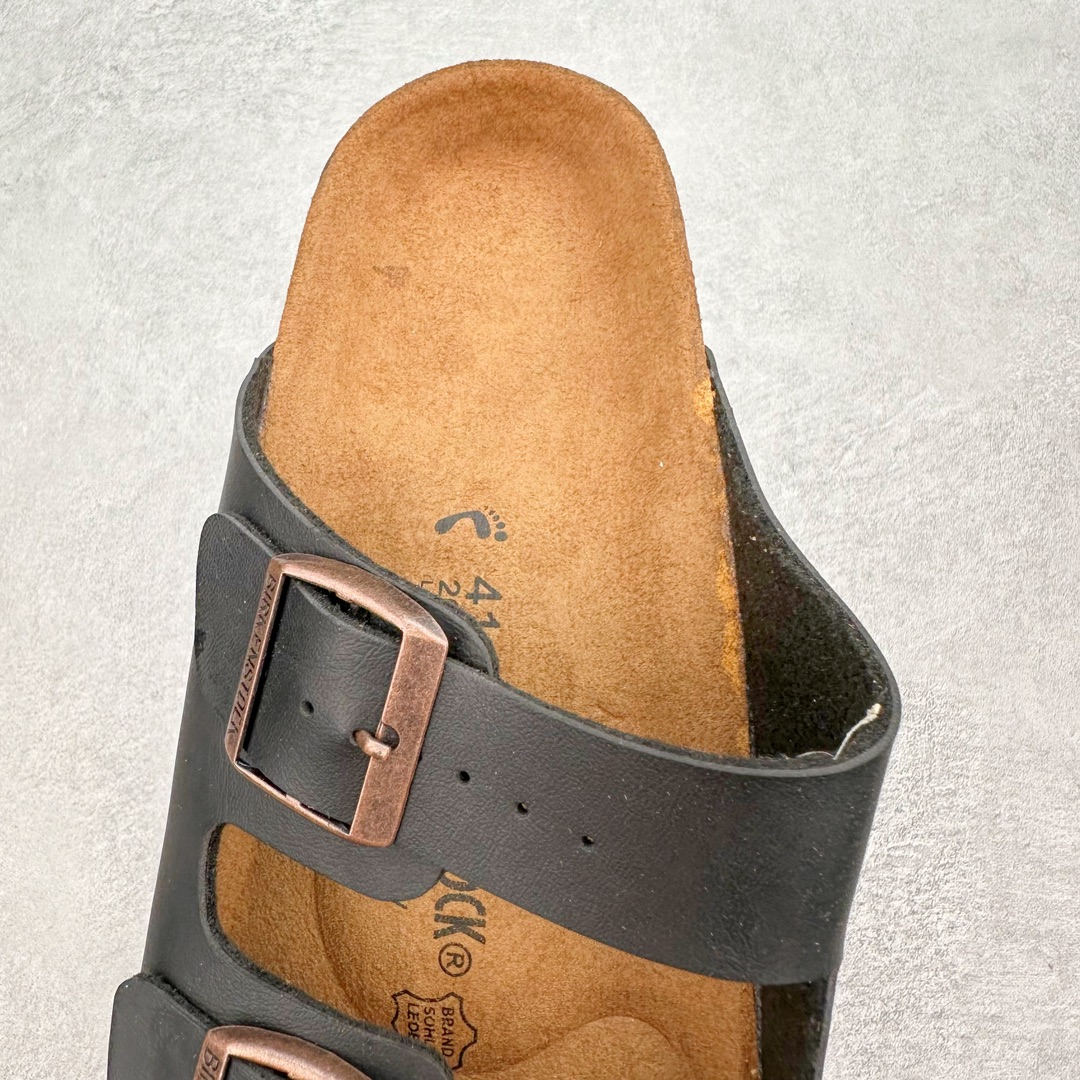 图片[5]-＃福利特价 Birkenstock Arizona 系列勃肯皮革绒面双扣时尚凉拖鞋 牛皮绒面革质地柔软 搭配可调节鞋扣提升穿着舒适度 人体工学设计分散脚部压力 保护脚踝 软木乳胶鞋床具有一定的收缩性 长时间穿着后能贴合脚型 EVA鞋底回弹性和抗张性力高 具有良好的防震、缓冲性 四季皆宜 柔软的鞋床采用额外的泡沫缓冲层 提供额外的舒适感和全天支撑 尺码：35-44-选品中心