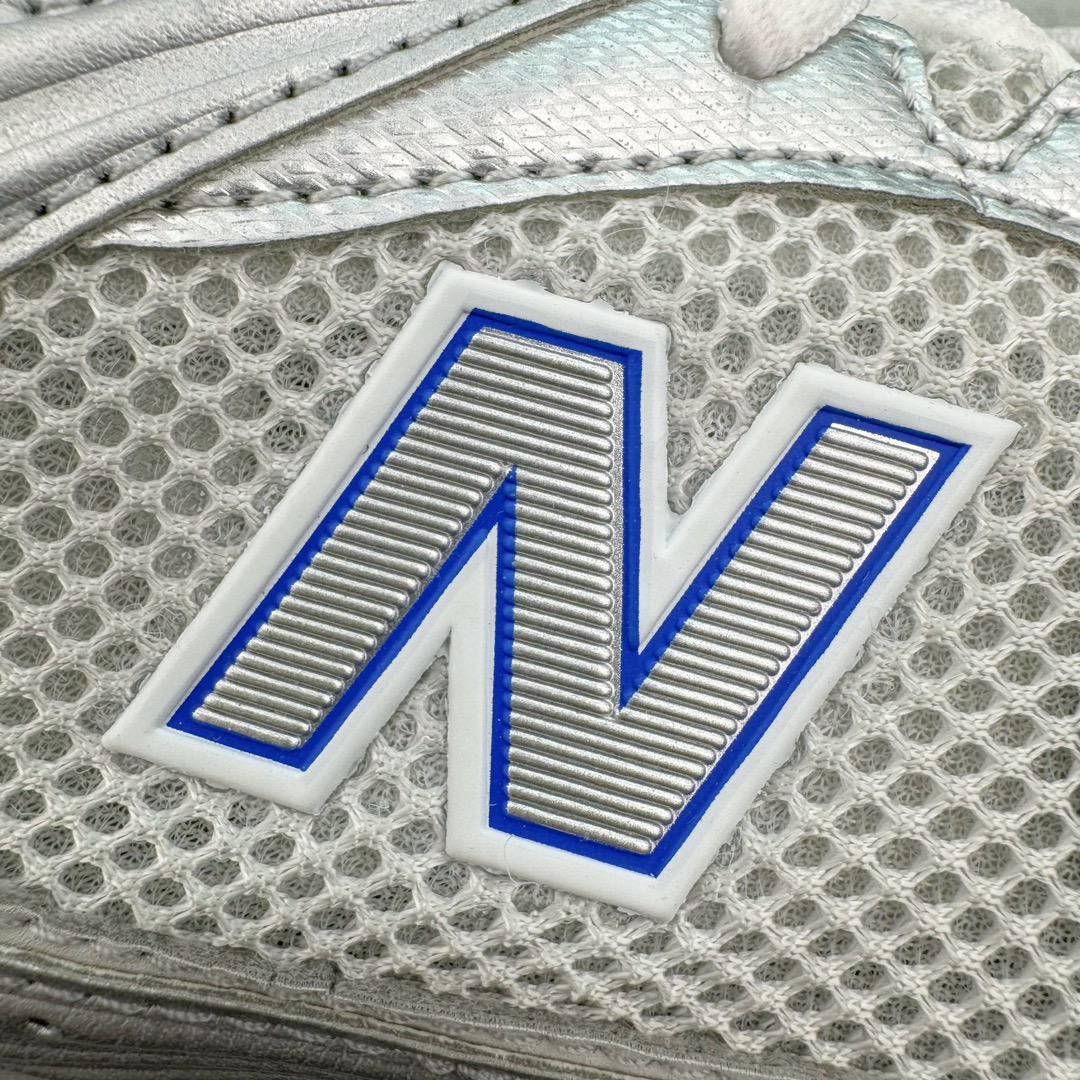 图片[16]-＃MF New Balance MR530 NB新百伦复古透气跑步鞋 抛弃过往以皮革为主的人气轮廓 以极具复古风范的跑鞋外观呈现 设计上全鞋以简约清爽的纯白色作基底 鞋身覆盖大面积织物网眼材质 并于鞋头、鞋带孔眼片等细节处点缀对比鲜明的反光银镀层凸显 鞋舌、侧身等位置则辅以一贯的「N」字标志和品牌徽标彰显身份 最后通过搭载的 ABZORB 缓震中底完善整体造型 全套原楦原纸板原厂数据开发 原厂网纱 原装进口皮料正确卡色 正确中底拉帮中底网布细节 冲裁组合 匠心打造 耗时两个月开发完成 工艺极其复杂难度可想而知 新开独立私模大底 全网唯一正确做旧组合大底 高端零售专供产物 尺码：36 37 37.5 38 38.5 39.5 40 40.5 41.5 42 42.5 43 44 44.5 45-选品中心