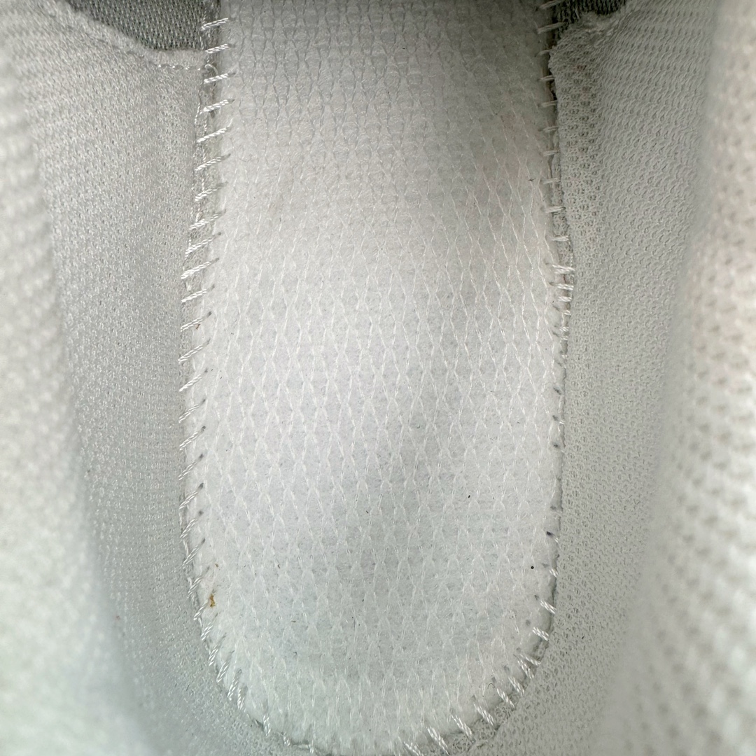 图片[10]-＃MF New Balance MR530 NB新百伦复古透气跑步鞋 抛弃过往以皮革为主的人气轮廓 以极具复古风范的跑鞋外观呈现 设计上全鞋以简约清爽的纯白色作基底 鞋身覆盖大面积织物网眼材质 并于鞋头、鞋带孔眼片等细节处点缀对比鲜明的反光银镀层凸显 鞋舌、侧身等位置则辅以一贯的「N」字标志和品牌徽标彰显身份 最后通过搭载的 ABZORB 缓震中底完善整体造型 全套原楦原纸板原厂数据开发 原厂网纱 原装进口皮料正确卡色 正确中底拉帮中底网布细节 冲裁组合 匠心打造 耗时两个月开发完成 工艺极其复杂难度可想而知 新开独立私模大底 全网唯一正确做旧组合大底 高端零售专供产物 尺码：36 37 37.5 38 38.5 39.5 40 40.5 41.5 42 42.5 43 44 44.5 45-选品中心