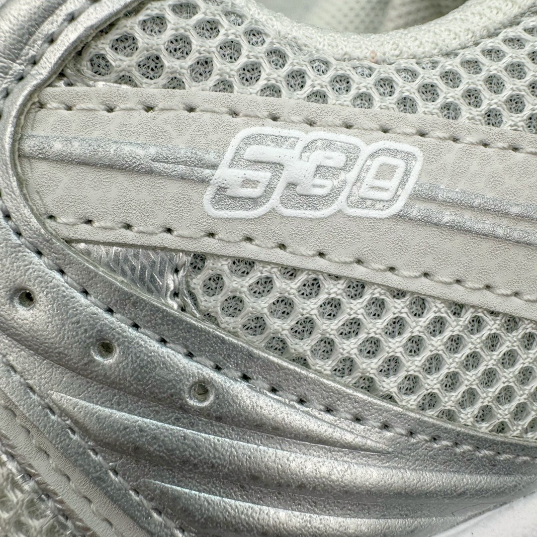 图片[15]-＃MF New Balance MR530 NB新百伦复古透气跑步鞋 抛弃过往以皮革为主的人气轮廓 以极具复古风范的跑鞋外观呈现 设计上全鞋以简约清爽的纯白色作基底 鞋身覆盖大面积织物网眼材质 并于鞋头、鞋带孔眼片等细节处点缀对比鲜明的反光银镀层凸显 鞋舌、侧身等位置则辅以一贯的「N」字标志和品牌徽标彰显身份 最后通过搭载的 ABZORB 缓震中底完善整体造型 全套原楦原纸板原厂数据开发 原厂网纱 原装进口皮料正确卡色 正确中底拉帮中底网布细节 冲裁组合 匠心打造 耗时两个月开发完成 工艺极其复杂难度可想而知 新开独立私模大底 全网唯一正确做旧组合大底 高端零售专供产物 尺码：36 37 37.5 38 38.5 39.5 40 40.5 41.5 42 42.5 43 44 44.5 45-选品中心