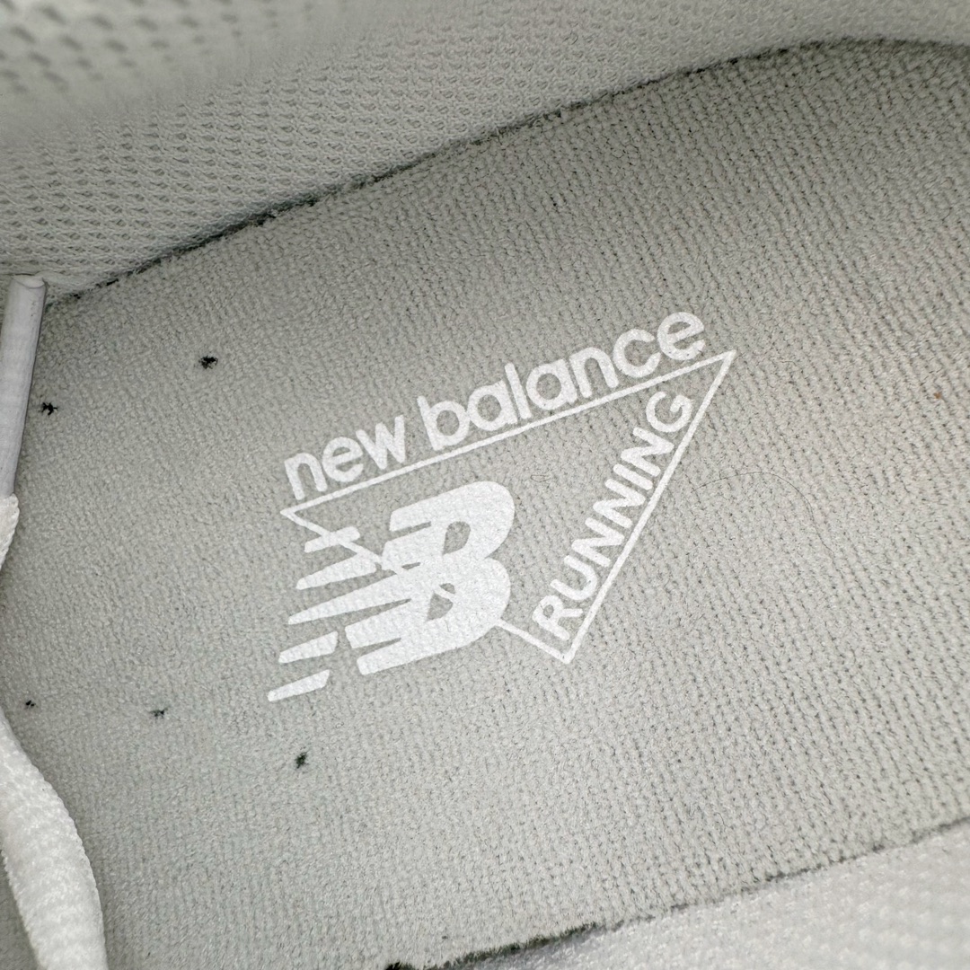 图片[11]-＃MF New Balance MR530 NB新百伦复古透气跑步鞋 抛弃过往以皮革为主的人气轮廓 以极具复古风范的跑鞋外观呈现 设计上全鞋以简约清爽的纯白色作基底 鞋身覆盖大面积织物网眼材质 并于鞋头、鞋带孔眼片等细节处点缀对比鲜明的反光银镀层凸显 鞋舌、侧身等位置则辅以一贯的「N」字标志和品牌徽标彰显身份 最后通过搭载的 ABZORB 缓震中底完善整体造型 全套原楦原纸板原厂数据开发 原厂网纱 原装进口皮料正确卡色 正确中底拉帮中底网布细节 冲裁组合 匠心打造 耗时两个月开发完成 工艺极其复杂难度可想而知 新开独立私模大底 全网唯一正确做旧组合大底 高端零售专供产物 尺码：36 37 37.5 38 38.5 39.5 40 40.5 41.5 42 42.5 43 44 44.5 45-选品中心