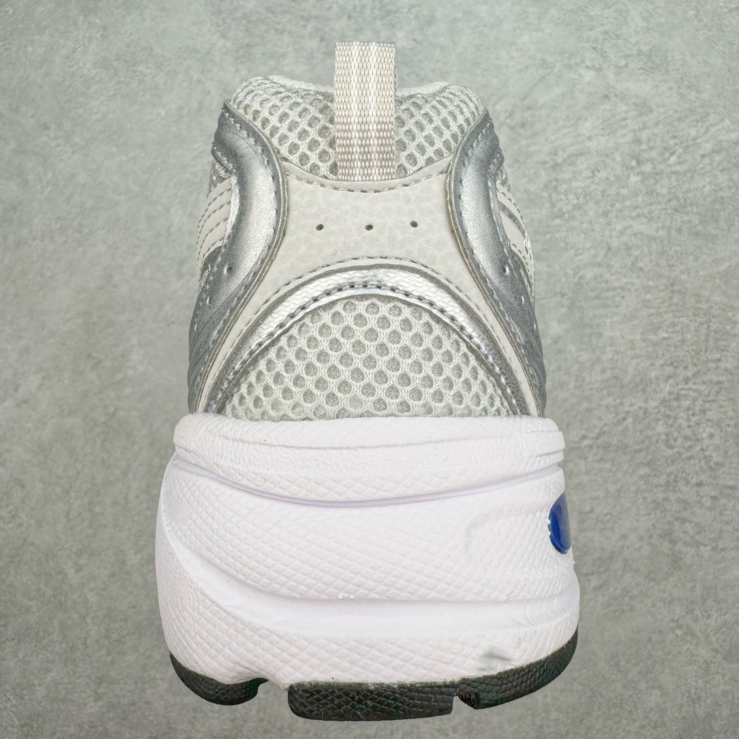图片[8]-＃MF New Balance MR530 NB新百伦复古透气跑步鞋 抛弃过往以皮革为主的人气轮廓 以极具复古风范的跑鞋外观呈现 设计上全鞋以简约清爽的纯白色作基底 鞋身覆盖大面积织物网眼材质 并于鞋头、鞋带孔眼片等细节处点缀对比鲜明的反光银镀层凸显 鞋舌、侧身等位置则辅以一贯的「N」字标志和品牌徽标彰显身份 最后通过搭载的 ABZORB 缓震中底完善整体造型 全套原楦原纸板原厂数据开发 原厂网纱 原装进口皮料正确卡色 正确中底拉帮中底网布细节 冲裁组合 匠心打造 耗时两个月开发完成 工艺极其复杂难度可想而知 新开独立私模大底 全网唯一正确做旧组合大底 高端零售专供产物 尺码：36 37 37.5 38 38.5 39.5 40 40.5 41.5 42 42.5 43 44 44.5 45-选品中心