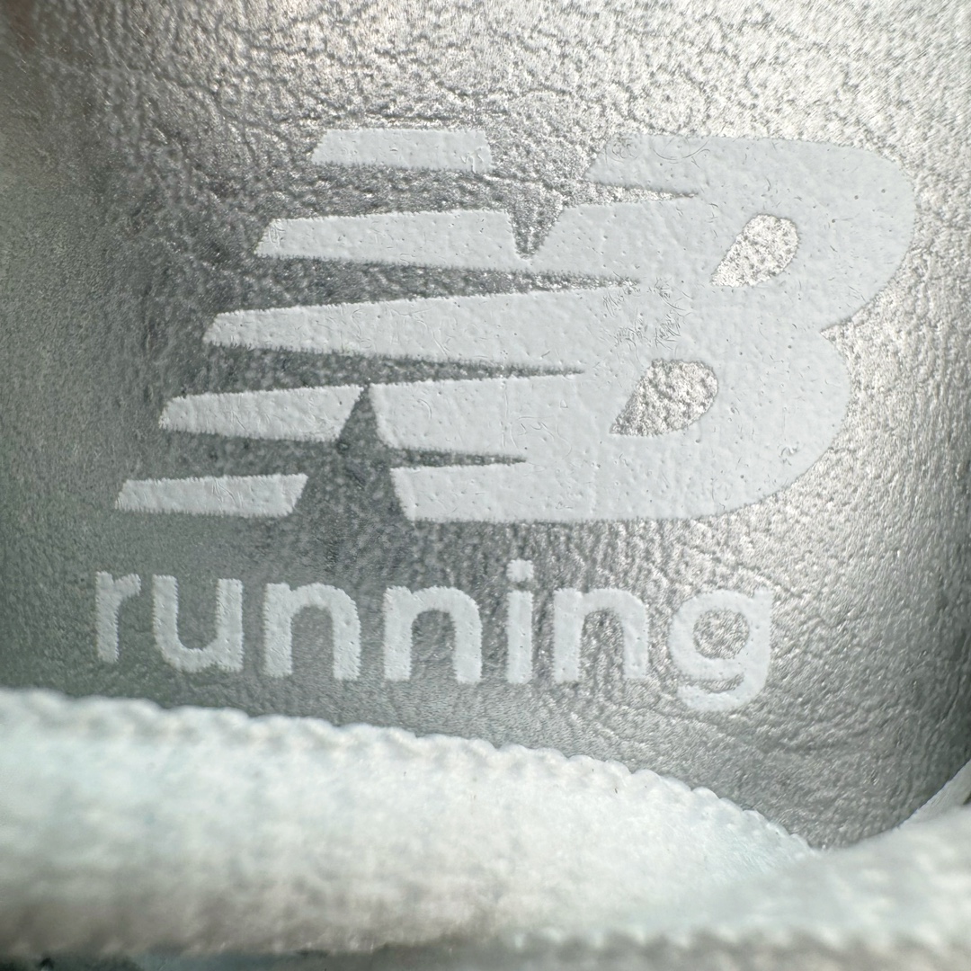 图片[12]-＃MF New Balance MR530 NB新百伦复古透气跑步鞋 抛弃过往以皮革为主的人气轮廓 以极具复古风范的跑鞋外观呈现 设计上全鞋以简约清爽的纯白色作基底 鞋身覆盖大面积织物网眼材质 并于鞋头、鞋带孔眼片等细节处点缀对比鲜明的反光银镀层凸显 鞋舌、侧身等位置则辅以一贯的「N」字标志和品牌徽标彰显身份 最后通过搭载的 ABZORB 缓震中底完善整体造型 全套原楦原纸板原厂数据开发 原厂网纱 原装进口皮料正确卡色 正确中底拉帮中底网布细节 冲裁组合 匠心打造 耗时两个月开发完成 工艺极其复杂难度可想而知 新开独立私模大底 全网唯一正确做旧组合大底 高端零售专供产物 尺码：36 37 37.5 38 38.5 39.5 40 40.5 41.5 42 42.5 43 44 44.5 45-选品中心