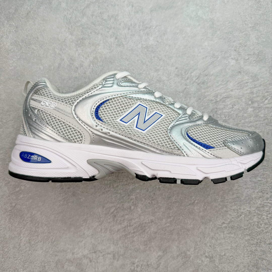 ＃MF New Balance MR530 NB新百伦复古透气跑步鞋 抛弃过往以皮革为主的人气轮廓 以极具复古风范的跑鞋外观呈现 设计上全鞋以简约清爽的纯白色作基底 鞋身覆盖大面积织物网眼材质 并于鞋头、鞋带孔眼片等细节处点缀对比鲜明的反光银镀层凸显 鞋舌、侧身等位置则辅以一贯的「N」字标志和品牌徽标彰显身份 最后通过搭载的 ABZORB 缓震中底完善整体造型 全套原楦原纸板原厂数据开发 原厂网纱 原装进口皮料正确卡色 正确中底拉帮中底网布细节 冲裁组合 匠心打造 耗时两个月开发完成 工艺极其复杂难度可想而知 新开独立私模大底 全网唯一正确做旧组合大底 高端零售专供产物 尺码：36 37 37.5 38 38.5 39.5 40 40.5 41.5 42 42.5 43 44 44.5 45-选品中心