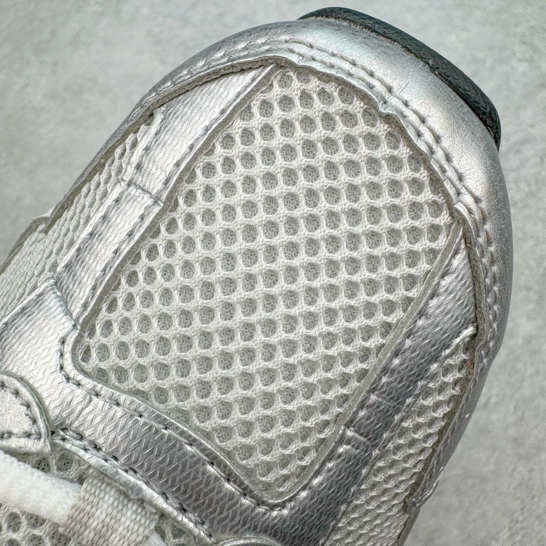 图片[13]-＃MF New Balance MR530 NB新百伦复古透气跑步鞋 抛弃过往以皮革为主的人气轮廓 以极具复古风范的跑鞋外观呈现 设计上全鞋以简约清爽的纯白色作基底 鞋身覆盖大面积织物网眼材质 并于鞋头、鞋带孔眼片等细节处点缀对比鲜明的反光银镀层凸显 鞋舌、侧身等位置则辅以一贯的「N」字标志和品牌徽标彰显身份 最后通过搭载的 ABZORB 缓震中底完善整体造型 全套原楦原纸板原厂数据开发 原厂网纱 原装进口皮料正确卡色 正确中底拉帮中底网布细节 冲裁组合 匠心打造 耗时两个月开发完成 工艺极其复杂难度可想而知 新开独立私模大底 全网唯一正确做旧组合大底 高端零售专供产物 尺码：36 37 37.5 38 38.5 39.5 40 40.5 41.5 42 42.5 43 44 44.5 45-选品中心