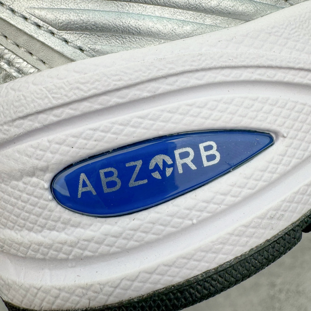 图片[14]-＃MF New Balance MR530 NB新百伦复古透气跑步鞋 抛弃过往以皮革为主的人气轮廓 以极具复古风范的跑鞋外观呈现 设计上全鞋以简约清爽的纯白色作基底 鞋身覆盖大面积织物网眼材质 并于鞋头、鞋带孔眼片等细节处点缀对比鲜明的反光银镀层凸显 鞋舌、侧身等位置则辅以一贯的「N」字标志和品牌徽标彰显身份 最后通过搭载的 ABZORB 缓震中底完善整体造型 全套原楦原纸板原厂数据开发 原厂网纱 原装进口皮料正确卡色 正确中底拉帮中底网布细节 冲裁组合 匠心打造 耗时两个月开发完成 工艺极其复杂难度可想而知 新开独立私模大底 全网唯一正确做旧组合大底 高端零售专供产物 尺码：36 37 37.5 38 38.5 39.5 40 40.5 41.5 42 42.5 43 44 44.5 45-选品中心