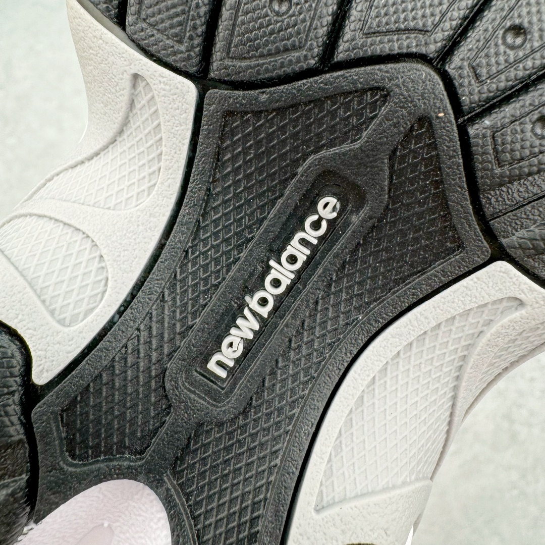 图片[17]-＃MF New Balance MR530 NB新百伦复古透气跑步鞋 抛弃过往以皮革为主的人气轮廓 以极具复古风范的跑鞋外观呈现 设计上全鞋以简约清爽的纯白色作基底 鞋身覆盖大面积织物网眼材质 并于鞋头、鞋带孔眼片等细节处点缀对比鲜明的反光银镀层凸显 鞋舌、侧身等位置则辅以一贯的「N」字标志和品牌徽标彰显身份 最后通过搭载的 ABZORB 缓震中底完善整体造型 全套原楦原纸板原厂数据开发 原厂网纱 原装进口皮料正确卡色 正确中底拉帮中底网布细节 冲裁组合 匠心打造 耗时两个月开发完成 工艺极其复杂难度可想而知 新开独立私模大底 全网唯一正确做旧组合大底 高端零售专供产物 尺码：36 37 37.5 38 38.5 39.5 40 40.5 41.5 42 42.5 43 44 44.5 45-选品中心