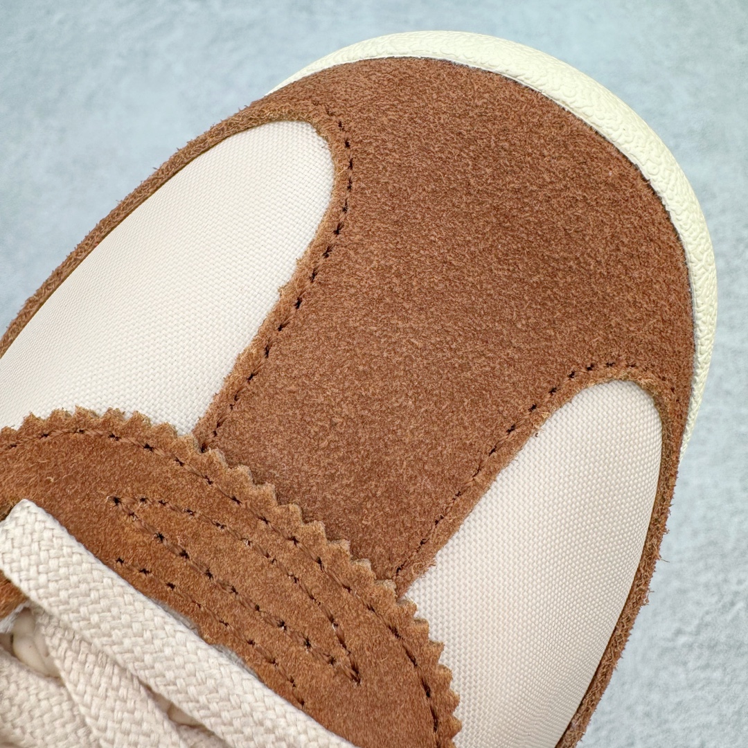 图片[15]-＃MF AD Wmns SL72 OG 系列德训足球风百搭低帮休闲运动板鞋 JH8648 Originals推出复古「T头鞋」造型的SL72鞋款复刻，有男女两款可选。男生款为SL72RS，鞋型挺立饱满，鞋底增加高度，采用麂皮与布面制作，符合复古氛围；女生款为SL72OGW，致敬经典款式，鞋身纤细，还原70年代设计，以绿色呈现，点缀金色细节。多款配色可选。「T 头鞋」这两年有多火大家见到了吧？明星、穿搭博主几乎人手一双，凭借复古味的外观，以及亲民的价格，同样成为了不少球鞋玩家日常上脚首选。近日 adidas Originals 将有「T 头鞋」造型的诞生于 1972 年的 SL72 鞋款复刻带回，各位买鞋又有新选择了。1972 年 SL72 问世后，引领了后来阿迪达斯的跑鞋发展方向，其中「SL」代表了 Super Light，彰显了产品轻便的特性。1972 年 SL72 问世后，引领了后来阿迪达斯的跑鞋发展方向，其中「SL」代表了 Super Light，彰显了产品轻便的特性。这次 adidas Originals 延续其轻质经典的基因，带来男女两款 SL72。男生款带来 SL72 RS 鞋型，RS 意为 Reshaped（重塑），鞋款在保留了经典的外观基础上，在尼龙材质里增加了填充物，使鞋型更加挺立和饱满，鞋头则更加圆润，鞋底的 EVA 材质则增加了鞋款的高度。女生款则带来 SL72 OG W 鞋型，OG 顾名思义则是致敬经典款式，相较于 RS（Reshaped）鞋款，鞋身更加纤细，其整体鞋身轮廓、线条、细节、材质上尊崇 70 年代 SL72 的设计，还原经典味道。尺码：36 36⅔ 37⅓ 38 38⅔ 39⅓ 40 40⅔ 41⅓ 42 42⅔ 43⅓ 44 44⅔ 45-选品中心