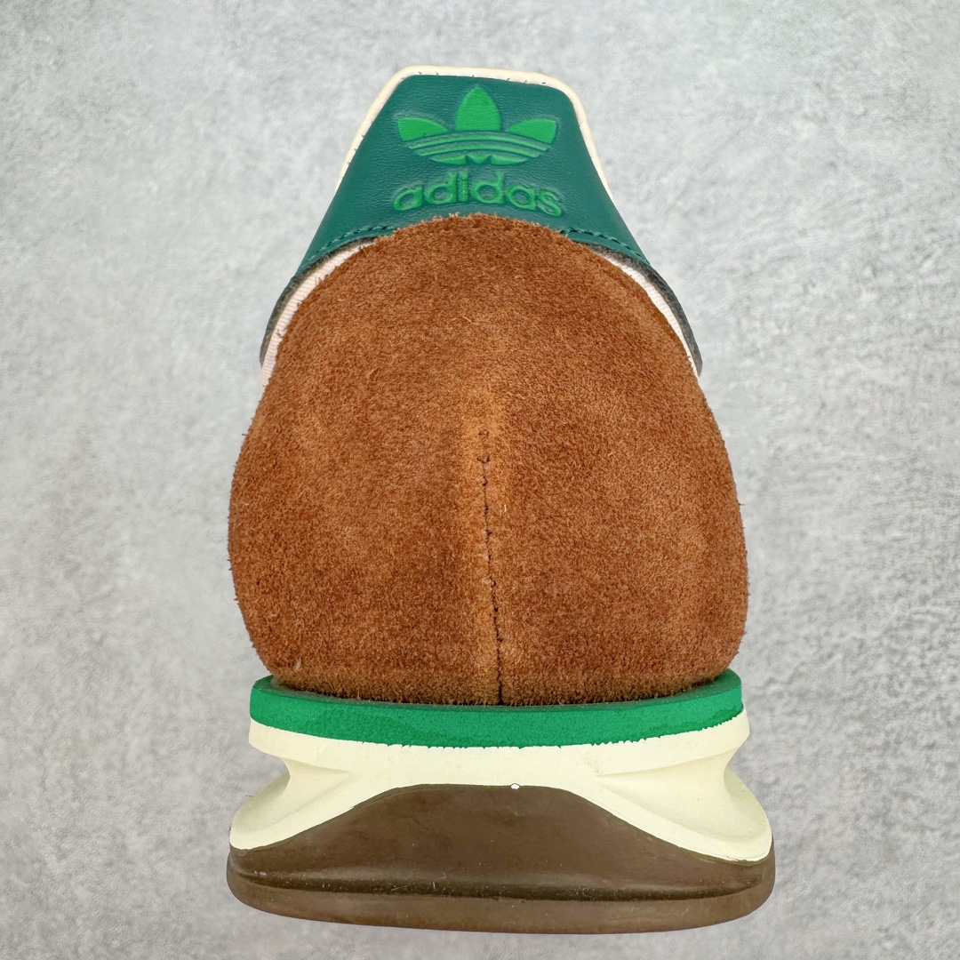 图片[8]-＃MF AD Wmns SL72 OG 系列德训足球风百搭低帮休闲运动板鞋 JH8648 Originals推出复古「T头鞋」造型的SL72鞋款复刻，有男女两款可选。男生款为SL72RS，鞋型挺立饱满，鞋底增加高度，采用麂皮与布面制作，符合复古氛围；女生款为SL72OGW，致敬经典款式，鞋身纤细，还原70年代设计，以绿色呈现，点缀金色细节。多款配色可选。「T 头鞋」这两年有多火大家见到了吧？明星、穿搭博主几乎人手一双，凭借复古味的外观，以及亲民的价格，同样成为了不少球鞋玩家日常上脚首选。近日 adidas Originals 将有「T 头鞋」造型的诞生于 1972 年的 SL72 鞋款复刻带回，各位买鞋又有新选择了。1972 年 SL72 问世后，引领了后来阿迪达斯的跑鞋发展方向，其中「SL」代表了 Super Light，彰显了产品轻便的特性。1972 年 SL72 问世后，引领了后来阿迪达斯的跑鞋发展方向，其中「SL」代表了 Super Light，彰显了产品轻便的特性。这次 adidas Originals 延续其轻质经典的基因，带来男女两款 SL72。男生款带来 SL72 RS 鞋型，RS 意为 Reshaped（重塑），鞋款在保留了经典的外观基础上，在尼龙材质里增加了填充物，使鞋型更加挺立和饱满，鞋头则更加圆润，鞋底的 EVA 材质则增加了鞋款的高度。女生款则带来 SL72 OG W 鞋型，OG 顾名思义则是致敬经典款式，相较于 RS（Reshaped）鞋款，鞋身更加纤细，其整体鞋身轮廓、线条、细节、材质上尊崇 70 年代 SL72 的设计，还原经典味道。尺码：36 36⅔ 37⅓ 38 38⅔ 39⅓ 40 40⅔ 41⅓ 42 42⅔ 43⅓ 44 44⅔ 45-选品中心