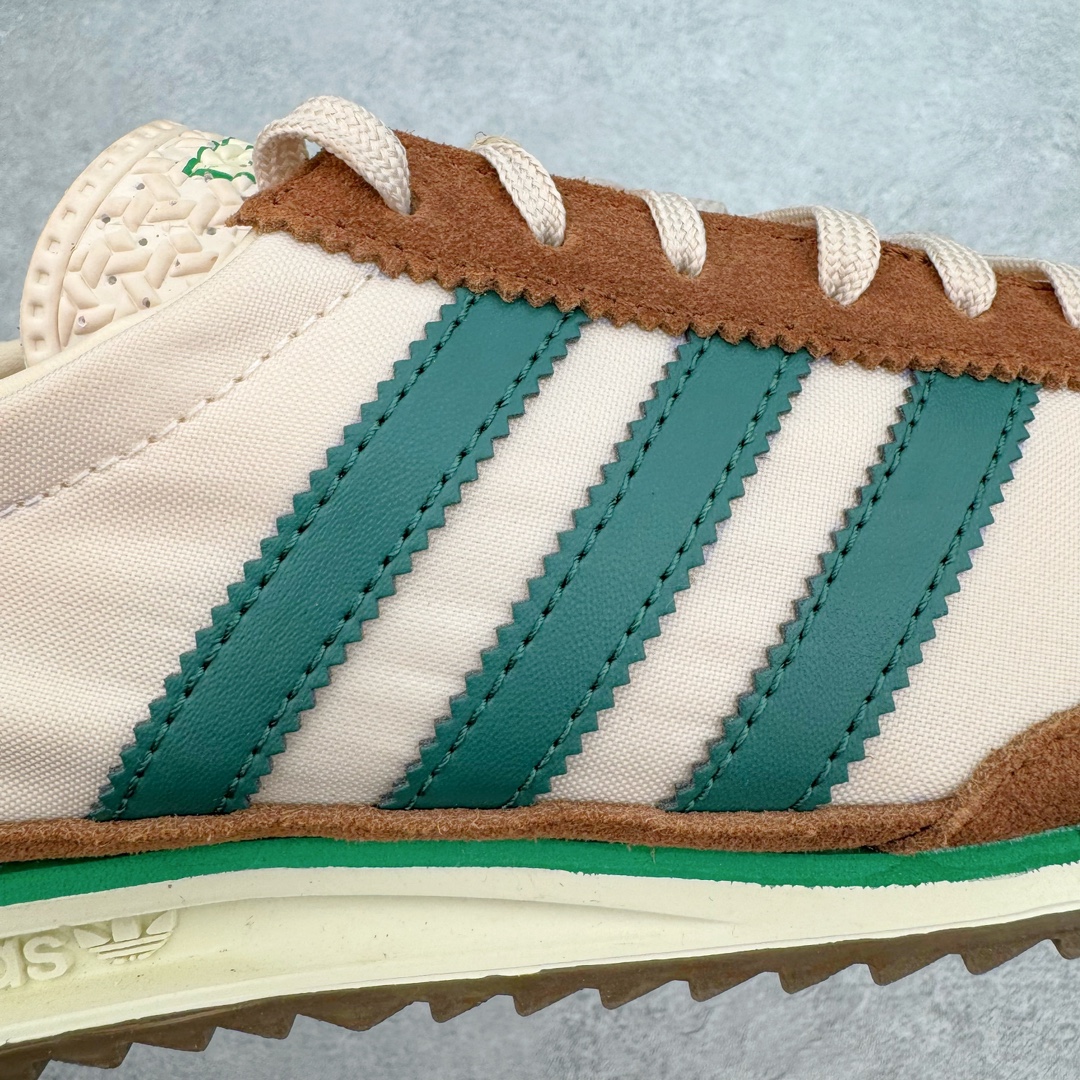 图片[13]-＃MF AD Wmns SL72 OG 系列德训足球风百搭低帮休闲运动板鞋 JH8648 Originals推出复古「T头鞋」造型的SL72鞋款复刻，有男女两款可选。男生款为SL72RS，鞋型挺立饱满，鞋底增加高度，采用麂皮与布面制作，符合复古氛围；女生款为SL72OGW，致敬经典款式，鞋身纤细，还原70年代设计，以绿色呈现，点缀金色细节。多款配色可选。「T 头鞋」这两年有多火大家见到了吧？明星、穿搭博主几乎人手一双，凭借复古味的外观，以及亲民的价格，同样成为了不少球鞋玩家日常上脚首选。近日 adidas Originals 将有「T 头鞋」造型的诞生于 1972 年的 SL72 鞋款复刻带回，各位买鞋又有新选择了。1972 年 SL72 问世后，引领了后来阿迪达斯的跑鞋发展方向，其中「SL」代表了 Super Light，彰显了产品轻便的特性。1972 年 SL72 问世后，引领了后来阿迪达斯的跑鞋发展方向，其中「SL」代表了 Super Light，彰显了产品轻便的特性。这次 adidas Originals 延续其轻质经典的基因，带来男女两款 SL72。男生款带来 SL72 RS 鞋型，RS 意为 Reshaped（重塑），鞋款在保留了经典的外观基础上，在尼龙材质里增加了填充物，使鞋型更加挺立和饱满，鞋头则更加圆润，鞋底的 EVA 材质则增加了鞋款的高度。女生款则带来 SL72 OG W 鞋型，OG 顾名思义则是致敬经典款式，相较于 RS（Reshaped）鞋款，鞋身更加纤细，其整体鞋身轮廓、线条、细节、材质上尊崇 70 年代 SL72 的设计，还原经典味道。尺码：36 36⅔ 37⅓ 38 38⅔ 39⅓ 40 40⅔ 41⅓ 42 42⅔ 43⅓ 44 44⅔ 45-选品中心