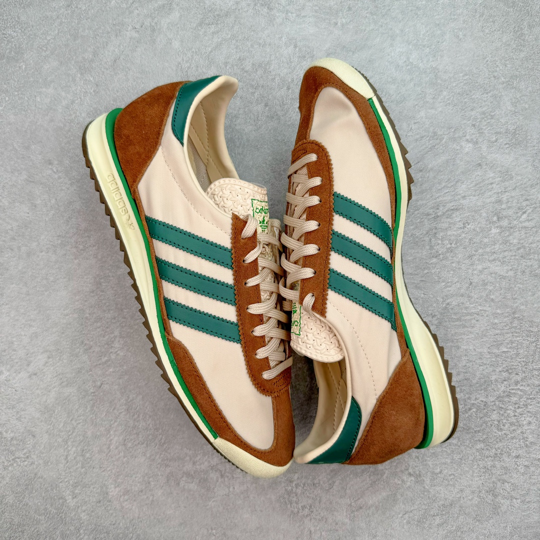 图片[3]-＃MF AD Wmns SL72 OG 系列德训足球风百搭低帮休闲运动板鞋 JH8648 Originals推出复古「T头鞋」造型的SL72鞋款复刻，有男女两款可选。男生款为SL72RS，鞋型挺立饱满，鞋底增加高度，采用麂皮与布面制作，符合复古氛围；女生款为SL72OGW，致敬经典款式，鞋身纤细，还原70年代设计，以绿色呈现，点缀金色细节。多款配色可选。「T 头鞋」这两年有多火大家见到了吧？明星、穿搭博主几乎人手一双，凭借复古味的外观，以及亲民的价格，同样成为了不少球鞋玩家日常上脚首选。近日 adidas Originals 将有「T 头鞋」造型的诞生于 1972 年的 SL72 鞋款复刻带回，各位买鞋又有新选择了。1972 年 SL72 问世后，引领了后来阿迪达斯的跑鞋发展方向，其中「SL」代表了 Super Light，彰显了产品轻便的特性。1972 年 SL72 问世后，引领了后来阿迪达斯的跑鞋发展方向，其中「SL」代表了 Super Light，彰显了产品轻便的特性。这次 adidas Originals 延续其轻质经典的基因，带来男女两款 SL72。男生款带来 SL72 RS 鞋型，RS 意为 Reshaped（重塑），鞋款在保留了经典的外观基础上，在尼龙材质里增加了填充物，使鞋型更加挺立和饱满，鞋头则更加圆润，鞋底的 EVA 材质则增加了鞋款的高度。女生款则带来 SL72 OG W 鞋型，OG 顾名思义则是致敬经典款式，相较于 RS（Reshaped）鞋款，鞋身更加纤细，其整体鞋身轮廓、线条、细节、材质上尊崇 70 年代 SL72 的设计，还原经典味道。尺码：36 36⅔ 37⅓ 38 38⅔ 39⅓ 40 40⅔ 41⅓ 42 42⅔ 43⅓ 44 44⅔ 45-选品中心