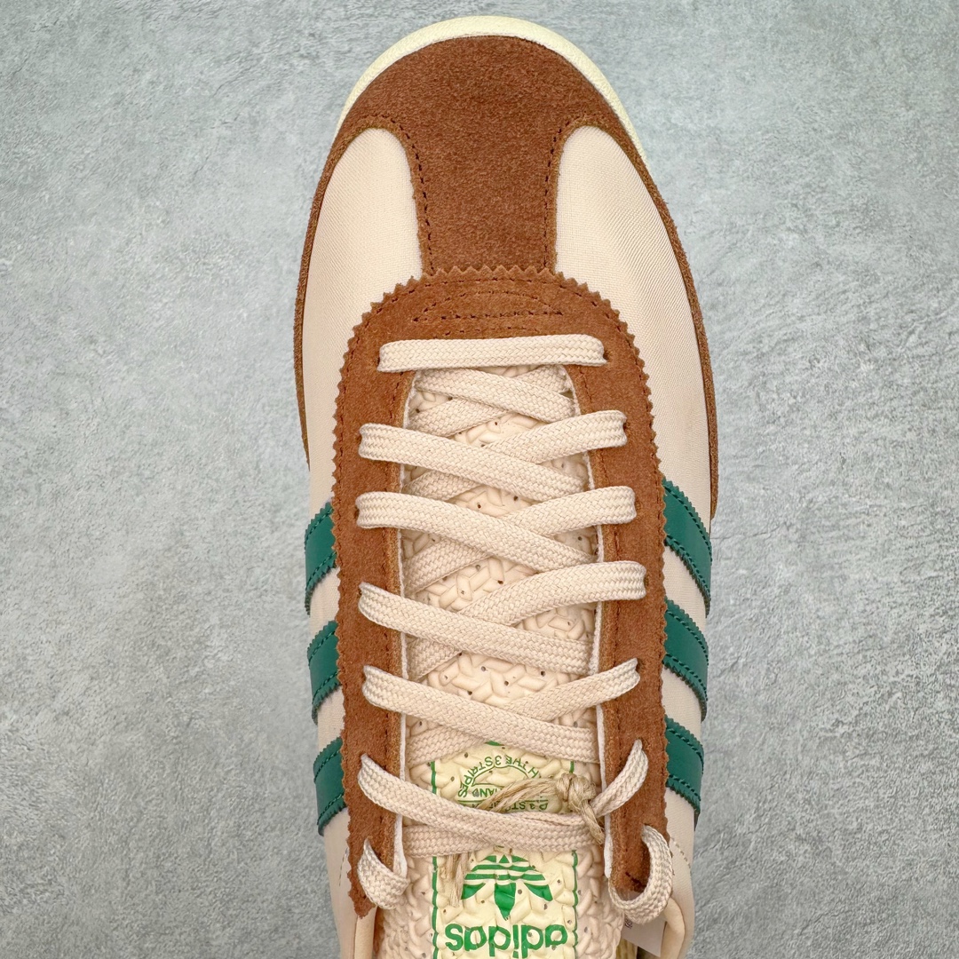 图片[4]-＃MF AD Wmns SL72 OG 系列德训足球风百搭低帮休闲运动板鞋 JH8648 Originals推出复古「T头鞋」造型的SL72鞋款复刻，有男女两款可选。男生款为SL72RS，鞋型挺立饱满，鞋底增加高度，采用麂皮与布面制作，符合复古氛围；女生款为SL72OGW，致敬经典款式，鞋身纤细，还原70年代设计，以绿色呈现，点缀金色细节。多款配色可选。「T 头鞋」这两年有多火大家见到了吧？明星、穿搭博主几乎人手一双，凭借复古味的外观，以及亲民的价格，同样成为了不少球鞋玩家日常上脚首选。近日 adidas Originals 将有「T 头鞋」造型的诞生于 1972 年的 SL72 鞋款复刻带回，各位买鞋又有新选择了。1972 年 SL72 问世后，引领了后来阿迪达斯的跑鞋发展方向，其中「SL」代表了 Super Light，彰显了产品轻便的特性。1972 年 SL72 问世后，引领了后来阿迪达斯的跑鞋发展方向，其中「SL」代表了 Super Light，彰显了产品轻便的特性。这次 adidas Originals 延续其轻质经典的基因，带来男女两款 SL72。男生款带来 SL72 RS 鞋型，RS 意为 Reshaped（重塑），鞋款在保留了经典的外观基础上，在尼龙材质里增加了填充物，使鞋型更加挺立和饱满，鞋头则更加圆润，鞋底的 EVA 材质则增加了鞋款的高度。女生款则带来 SL72 OG W 鞋型，OG 顾名思义则是致敬经典款式，相较于 RS（Reshaped）鞋款，鞋身更加纤细，其整体鞋身轮廓、线条、细节、材质上尊崇 70 年代 SL72 的设计，还原经典味道。尺码：36 36⅔ 37⅓ 38 38⅔ 39⅓ 40 40⅔ 41⅓ 42 42⅔ 43⅓ 44 44⅔ 45-选品中心