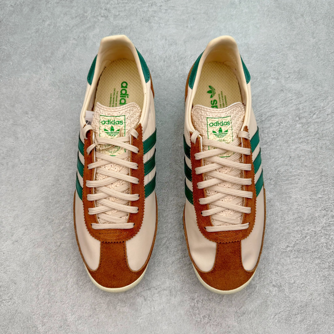 图片[2]-＃MF AD Wmns SL72 OG 系列德训足球风百搭低帮休闲运动板鞋 JH8648 Originals推出复古「T头鞋」造型的SL72鞋款复刻，有男女两款可选。男生款为SL72RS，鞋型挺立饱满，鞋底增加高度，采用麂皮与布面制作，符合复古氛围；女生款为SL72OGW，致敬经典款式，鞋身纤细，还原70年代设计，以绿色呈现，点缀金色细节。多款配色可选。「T 头鞋」这两年有多火大家见到了吧？明星、穿搭博主几乎人手一双，凭借复古味的外观，以及亲民的价格，同样成为了不少球鞋玩家日常上脚首选。近日 adidas Originals 将有「T 头鞋」造型的诞生于 1972 年的 SL72 鞋款复刻带回，各位买鞋又有新选择了。1972 年 SL72 问世后，引领了后来阿迪达斯的跑鞋发展方向，其中「SL」代表了 Super Light，彰显了产品轻便的特性。1972 年 SL72 问世后，引领了后来阿迪达斯的跑鞋发展方向，其中「SL」代表了 Super Light，彰显了产品轻便的特性。这次 adidas Originals 延续其轻质经典的基因，带来男女两款 SL72。男生款带来 SL72 RS 鞋型，RS 意为 Reshaped（重塑），鞋款在保留了经典的外观基础上，在尼龙材质里增加了填充物，使鞋型更加挺立和饱满，鞋头则更加圆润，鞋底的 EVA 材质则增加了鞋款的高度。女生款则带来 SL72 OG W 鞋型，OG 顾名思义则是致敬经典款式，相较于 RS（Reshaped）鞋款，鞋身更加纤细，其整体鞋身轮廓、线条、细节、材质上尊崇 70 年代 SL72 的设计，还原经典味道。尺码：36 36⅔ 37⅓ 38 38⅔ 39⅓ 40 40⅔ 41⅓ 42 42⅔ 43⅓ 44 44⅔ 45-选品中心