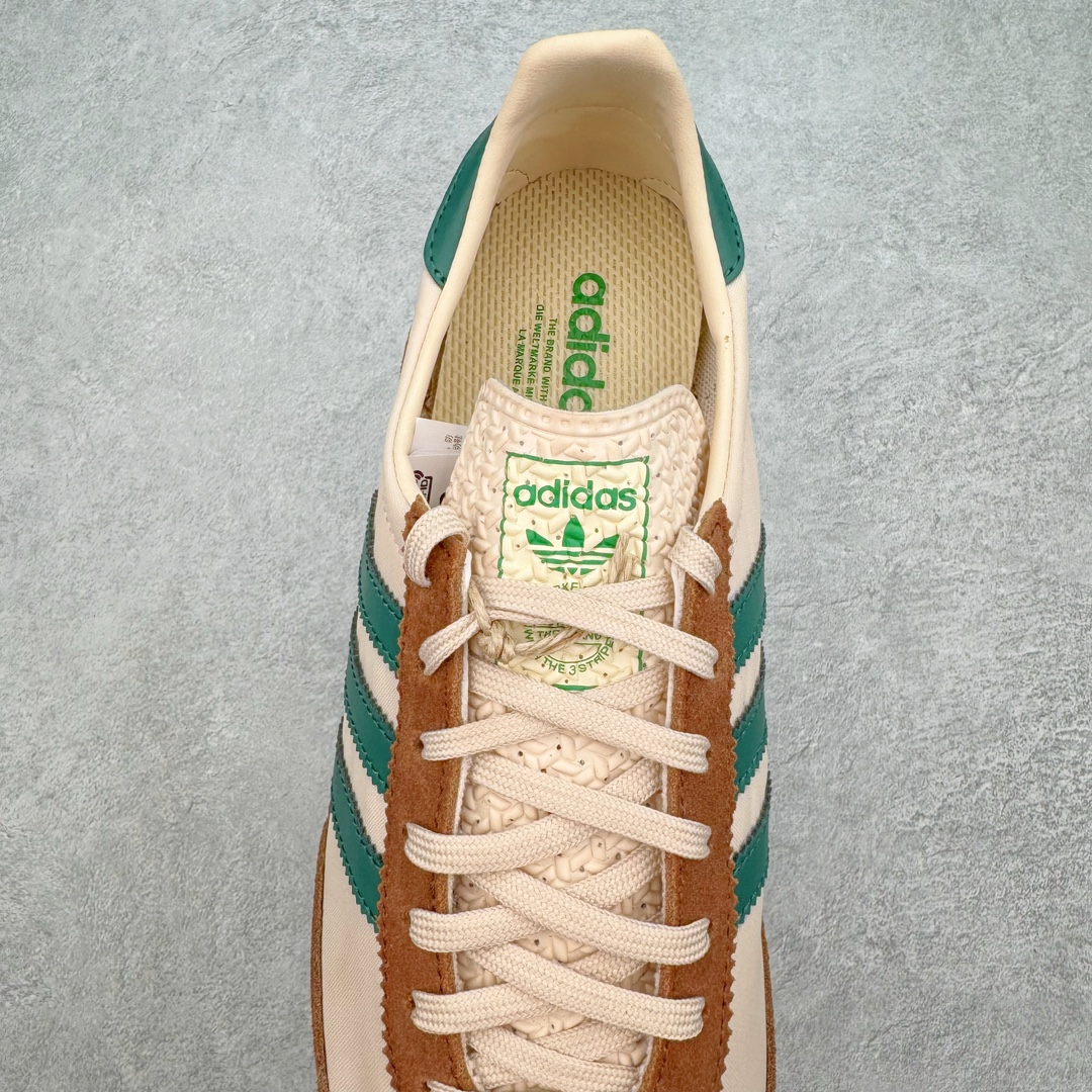 图片[5]-＃MF AD Wmns SL72 OG 系列德训足球风百搭低帮休闲运动板鞋 JH8648 Originals推出复古「T头鞋」造型的SL72鞋款复刻，有男女两款可选。男生款为SL72RS，鞋型挺立饱满，鞋底增加高度，采用麂皮与布面制作，符合复古氛围；女生款为SL72OGW，致敬经典款式，鞋身纤细，还原70年代设计，以绿色呈现，点缀金色细节。多款配色可选。「T 头鞋」这两年有多火大家见到了吧？明星、穿搭博主几乎人手一双，凭借复古味的外观，以及亲民的价格，同样成为了不少球鞋玩家日常上脚首选。近日 adidas Originals 将有「T 头鞋」造型的诞生于 1972 年的 SL72 鞋款复刻带回，各位买鞋又有新选择了。1972 年 SL72 问世后，引领了后来阿迪达斯的跑鞋发展方向，其中「SL」代表了 Super Light，彰显了产品轻便的特性。1972 年 SL72 问世后，引领了后来阿迪达斯的跑鞋发展方向，其中「SL」代表了 Super Light，彰显了产品轻便的特性。这次 adidas Originals 延续其轻质经典的基因，带来男女两款 SL72。男生款带来 SL72 RS 鞋型，RS 意为 Reshaped（重塑），鞋款在保留了经典的外观基础上，在尼龙材质里增加了填充物，使鞋型更加挺立和饱满，鞋头则更加圆润，鞋底的 EVA 材质则增加了鞋款的高度。女生款则带来 SL72 OG W 鞋型，OG 顾名思义则是致敬经典款式，相较于 RS（Reshaped）鞋款，鞋身更加纤细，其整体鞋身轮廓、线条、细节、材质上尊崇 70 年代 SL72 的设计，还原经典味道。尺码：36 36⅔ 37⅓ 38 38⅔ 39⅓ 40 40⅔ 41⅓ 42 42⅔ 43⅓ 44 44⅔ 45-选品中心