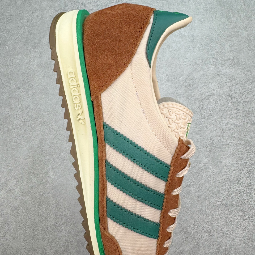 图片[6]-＃MF AD Wmns SL72 OG 系列德训足球风百搭低帮休闲运动板鞋 JH8648 Originals推出复古「T头鞋」造型的SL72鞋款复刻，有男女两款可选。男生款为SL72RS，鞋型挺立饱满，鞋底增加高度，采用麂皮与布面制作，符合复古氛围；女生款为SL72OGW，致敬经典款式，鞋身纤细，还原70年代设计，以绿色呈现，点缀金色细节。多款配色可选。「T 头鞋」这两年有多火大家见到了吧？明星、穿搭博主几乎人手一双，凭借复古味的外观，以及亲民的价格，同样成为了不少球鞋玩家日常上脚首选。近日 adidas Originals 将有「T 头鞋」造型的诞生于 1972 年的 SL72 鞋款复刻带回，各位买鞋又有新选择了。1972 年 SL72 问世后，引领了后来阿迪达斯的跑鞋发展方向，其中「SL」代表了 Super Light，彰显了产品轻便的特性。1972 年 SL72 问世后，引领了后来阿迪达斯的跑鞋发展方向，其中「SL」代表了 Super Light，彰显了产品轻便的特性。这次 adidas Originals 延续其轻质经典的基因，带来男女两款 SL72。男生款带来 SL72 RS 鞋型，RS 意为 Reshaped（重塑），鞋款在保留了经典的外观基础上，在尼龙材质里增加了填充物，使鞋型更加挺立和饱满，鞋头则更加圆润，鞋底的 EVA 材质则增加了鞋款的高度。女生款则带来 SL72 OG W 鞋型，OG 顾名思义则是致敬经典款式，相较于 RS（Reshaped）鞋款，鞋身更加纤细，其整体鞋身轮廓、线条、细节、材质上尊崇 70 年代 SL72 的设计，还原经典味道。尺码：36 36⅔ 37⅓ 38 38⅔ 39⅓ 40 40⅔ 41⅓ 42 42⅔ 43⅓ 44 44⅔ 45-选品中心
